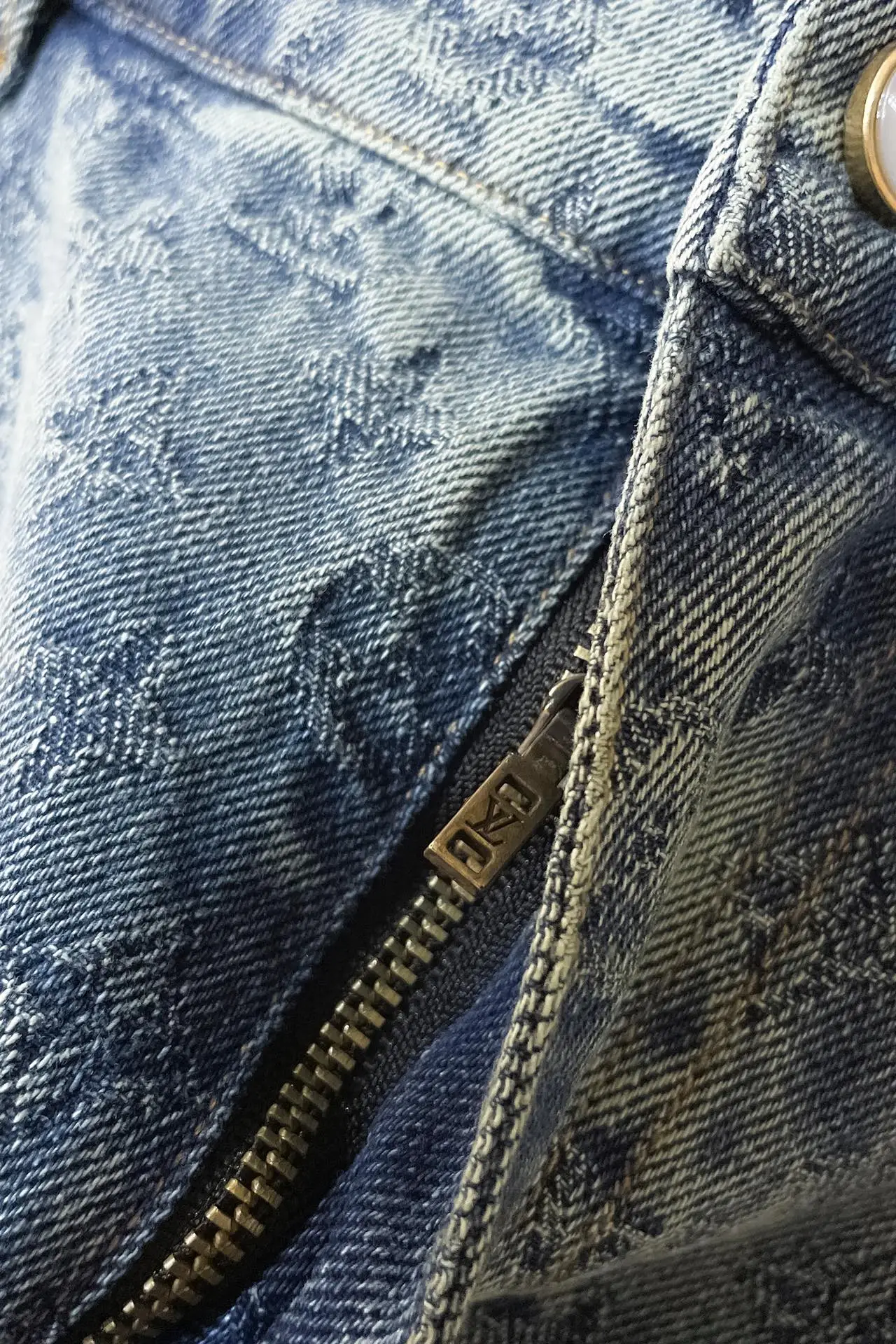 上衣 裤子 I768 LV🔥驴牌 24ss新款时装秀的牛仔闪烁迷人，令日间造型更见出众。 采用牛仔布缝制，满印Monogram提花图案， 这款可配搭同系列，缔造夺目出众的造型。 男女同款 码数：S- XL 三标齐全 可拆卖