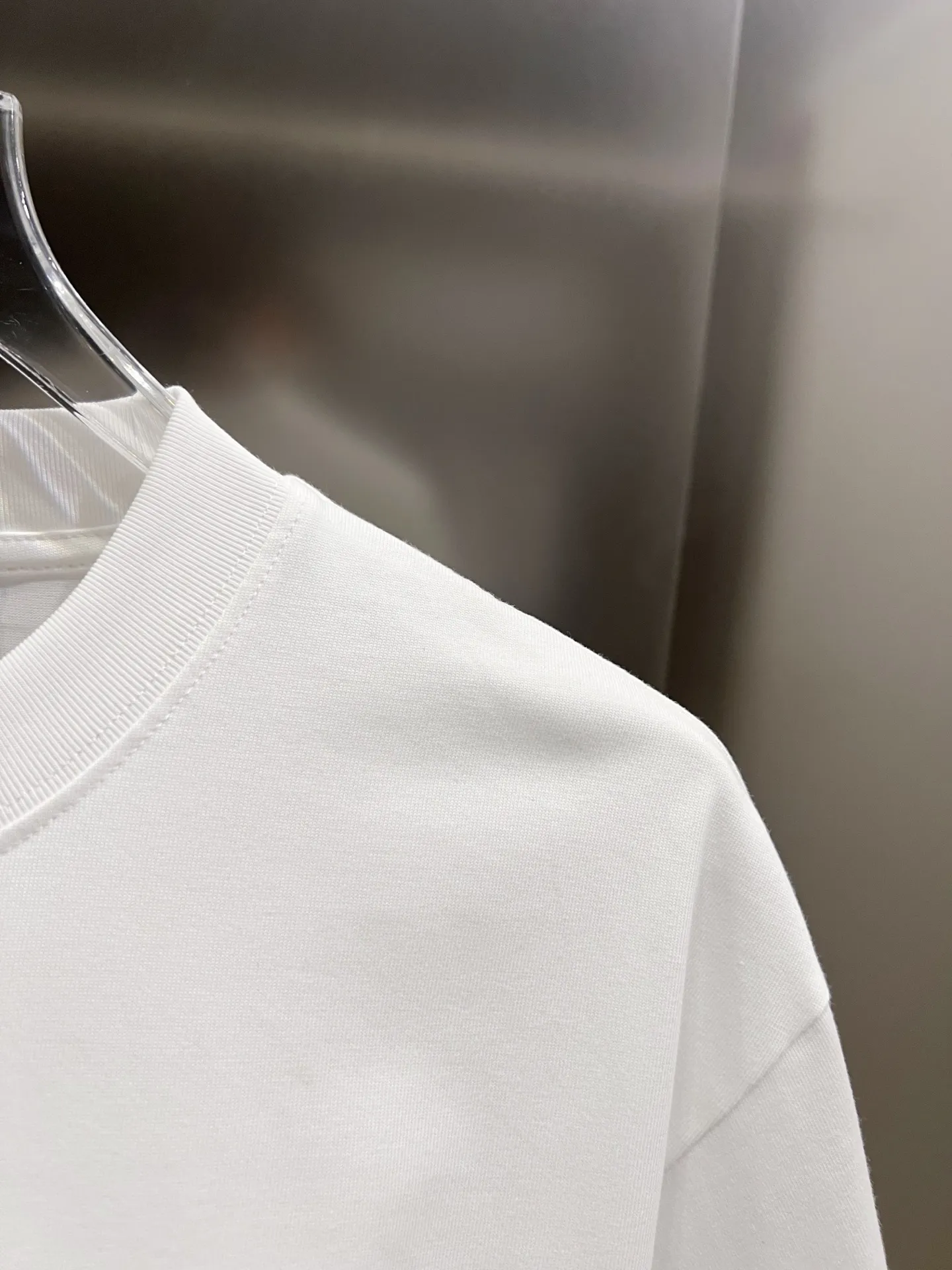 P80 普拉*达 prad* 2025秋冬新款 短袖T恤 个性经典立体字母亮面印花工艺 高端版本!专柜定制面料 透气舒适度高,男女同款宽松版 S M L XL XXL 五个码 黑色 白色