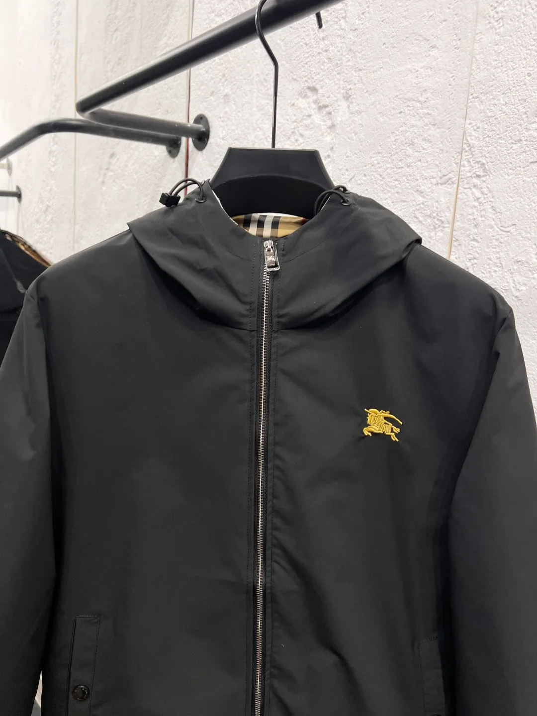 P240 巴宝利 官网同款，三标齐全，提前发售！25ss秋冬新款男士夹克外套， [强] 原单三标齐全高端版本！专柜定制面料 透气舒适度高，细节无可挑剔，品牌元素设计理念，体现高品质。手感细腻柔软！呈现休闲裁剪，上身版型超赞！男女同款 黑白两色 码数：M～3XL