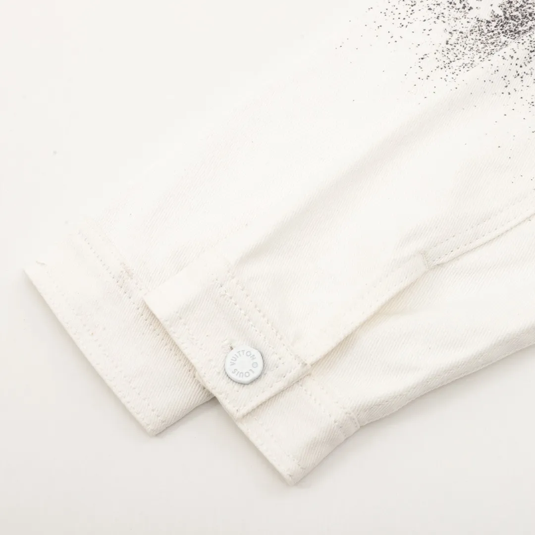 Louis Vutton路易威登 星空渲染老花牛仔衬衫夹克外套 工装衬衫采用丹宁布塑造宽松版型,再以手工喷绘为 图案渲染别致的模糊效果,宣告 2022春夏前系列的醒目格调。搭配做旧金色金属件、笔袋与品牌标志性方领。 Size:46-52