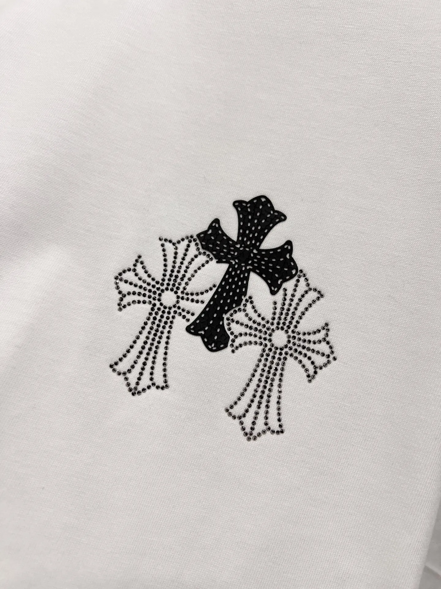 P80 CH克罗 2025秋冬新款 短袖T恤 十字架发泡工艺+中东澳钻设计工艺 实物很棒🔥男女同款宽松版 尺码S M L XL XXL 五个码 黑色 白色