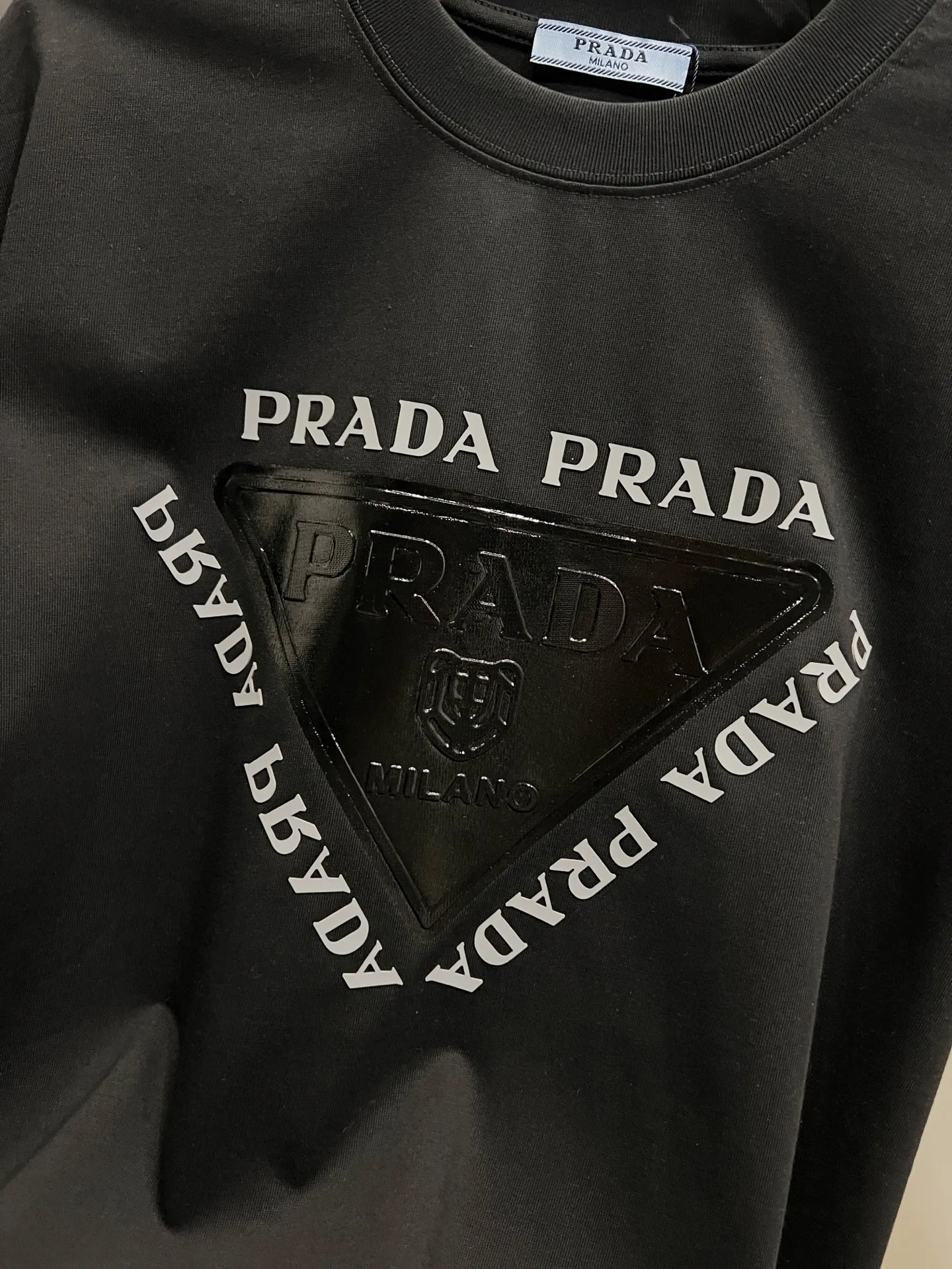 P80 普拉*达 prad* 2025秋冬新款 短袖T恤 个性经典立体字母亮面印花工艺 高端版本!专柜定制面料 透气舒适度高,男女同款宽松版 S M L XL XXL 五个码 黑色 白色