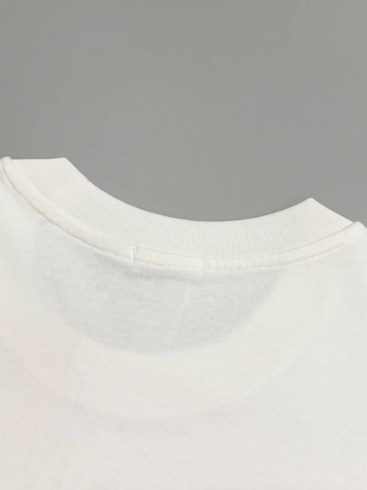 🔥🔥P80 [高版本] BURBERRY/巴宝莉 圆领短袖T恤 胸前战马十字绣绣花工艺，装饰十字绣工艺打造的品牌徽标，融入格纹马术骑士徽标设计。面料洗水32支280g纯棉精梳面料 时尚个性 百搭潮流 吊牌 领标 水洗麦 三标齐全 男女同款 颜色: 黑色.白色. 尺码：S一XL