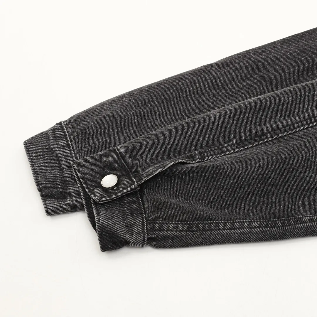 LOUISVUITTONLV刺绣口袋砂洗丹宁套装牛仔外套 原版16000购入,LV牛仔夹克采用430g重磅牛仔布料,重工炒盐洗水后版型透气舒适,洗水色泽媲美YB效果,明显刺绣工艺,logo低调奢华大方,原版开模珍珠纽扣,棋盘皮牌,口袋精致绣花,效果超好!搭配同款牛仔长裤,时尚感十足!男女同款 颜色:水洗黑 Size:46-52