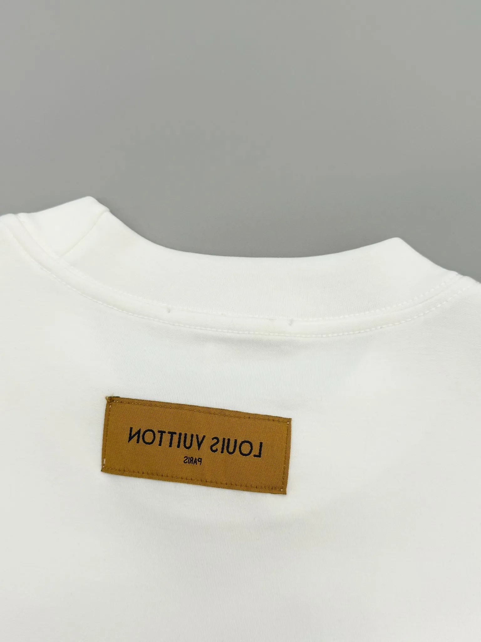 🔥🔥P95 [高版本] Louis Vuitton* 路易威登 秋冬高领打底刺绣短袖T恤 购入原版开模打造，全套定制辅料，所有细节完美还原 定织定染350珠地空气棉面料。 刺绣:胸前logo刺绣钻石绣法，衣脚logo标志刺绣字母图案平针刺绣针艺， 精细的细节处理，造就了微立体浮雕的刺绣效果。经典商标字母设计， 上身超赞.男女同款。 𝐂𝐎𝐋𝐎𝐔𝐑：白色 黑色 𝐒𝐈𝐙𝐄: S一XL