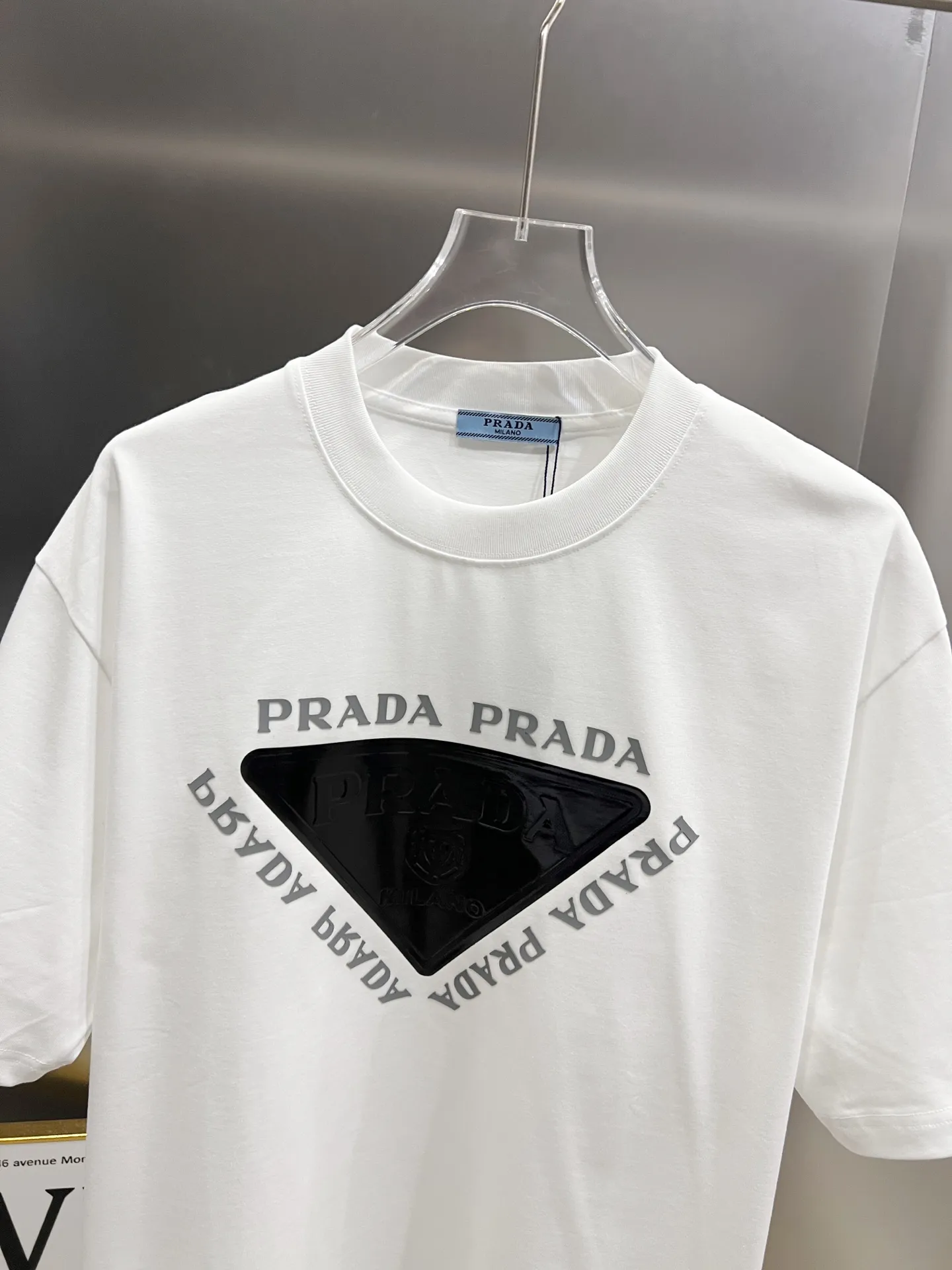 P80 普拉*达 prad* 2025秋冬新款 短袖T恤 个性经典立体字母亮面印花工艺 高端版本!专柜定制面料 透气舒适度高,男女同款宽松版 S M L XL XXL 五个码 黑色 白色