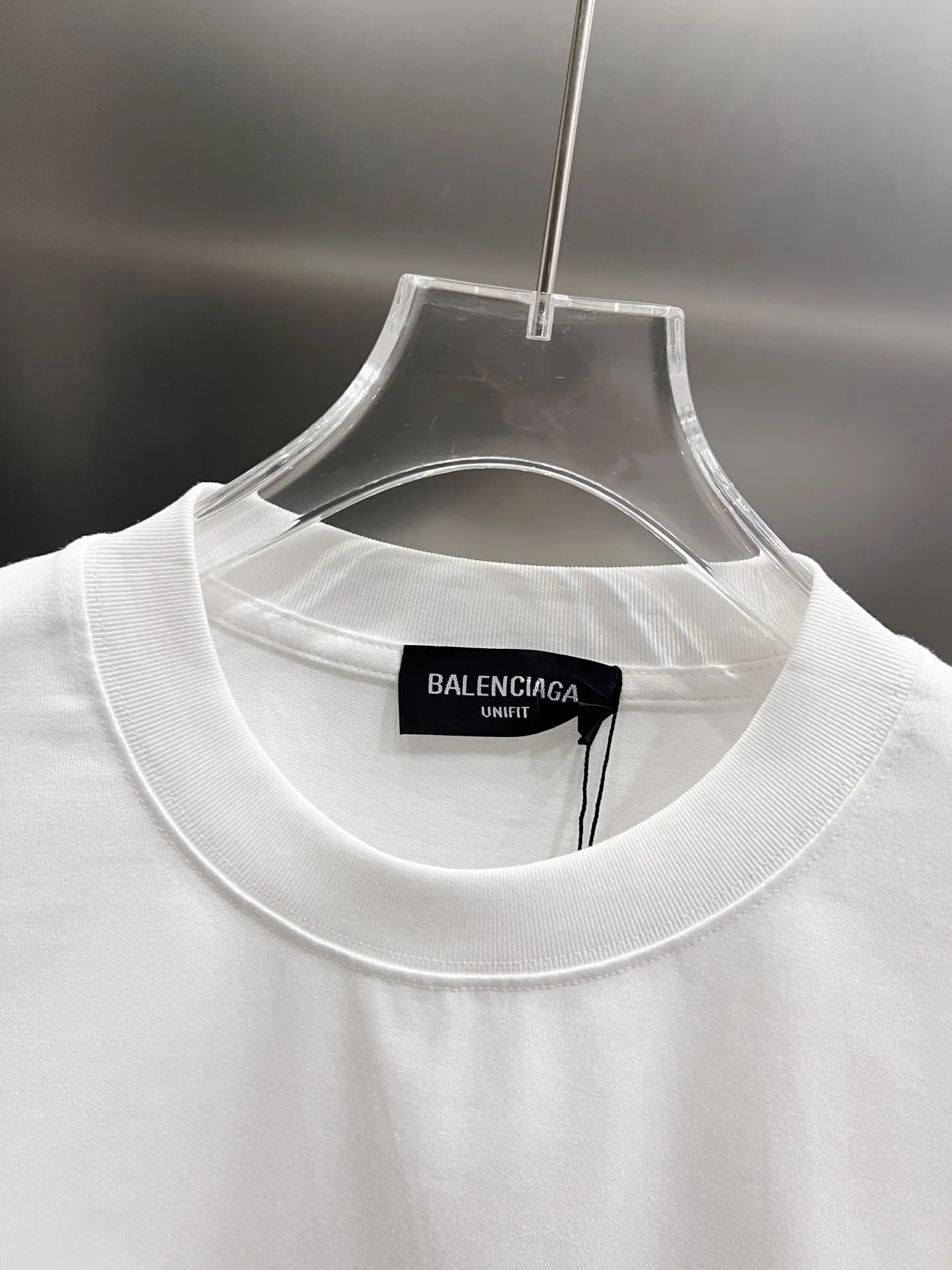 P80 BAL 巴黎世家 2025秋冬新款 短袖T恤 经典logo印花+烫钻工艺 男女同款宽松版 S M L XL XXL 五个码 颜色：黑色 白色 安哥拉红