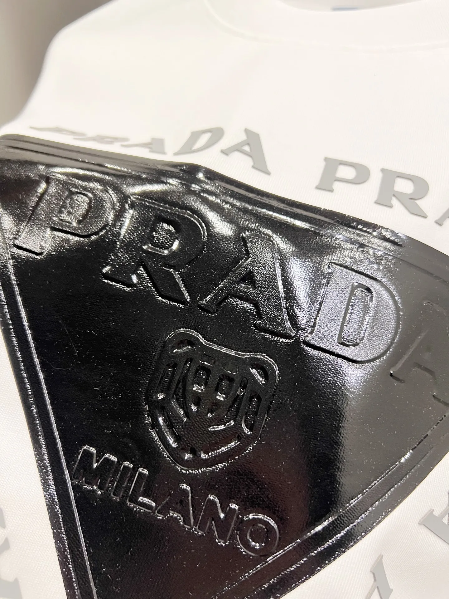 P80 普拉*达 prad* 2025秋冬新款 短袖T恤 个性经典立体字母亮面印花工艺 高端版本!专柜定制面料 透气舒适度高,男女同款宽松版 S M L XL XXL 五个码 黑色 白色