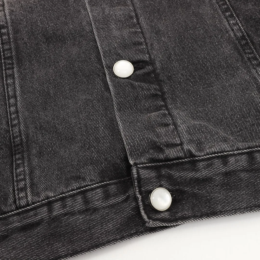 LOUISVUITTONLV刺绣口袋砂洗丹宁套装牛仔外套 原版16000购入,LV牛仔夹克采用430g重磅牛仔布料,重工炒盐洗水后版型透气舒适,洗水色泽媲美YB效果,明显刺绣工艺,logo低调奢华大方,原版开模珍珠纽扣,棋盘皮牌,口袋精致绣花,效果超好!搭配同款牛仔长裤,时尚感十足!男女同款 颜色:水洗黑 Size:46-52