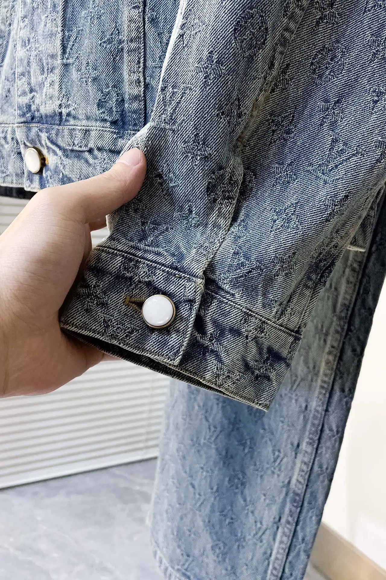 上衣 裤子 I768 LV🔥驴牌 24ss新款时装秀的牛仔闪烁迷人,令日间造型更见出众。 采用牛仔布缝制,满印Monogram提花图案, 这款可配搭同系列,缔造夺目出众的造型。 男女同款 码数:S- XL 三标齐全 可拆卖