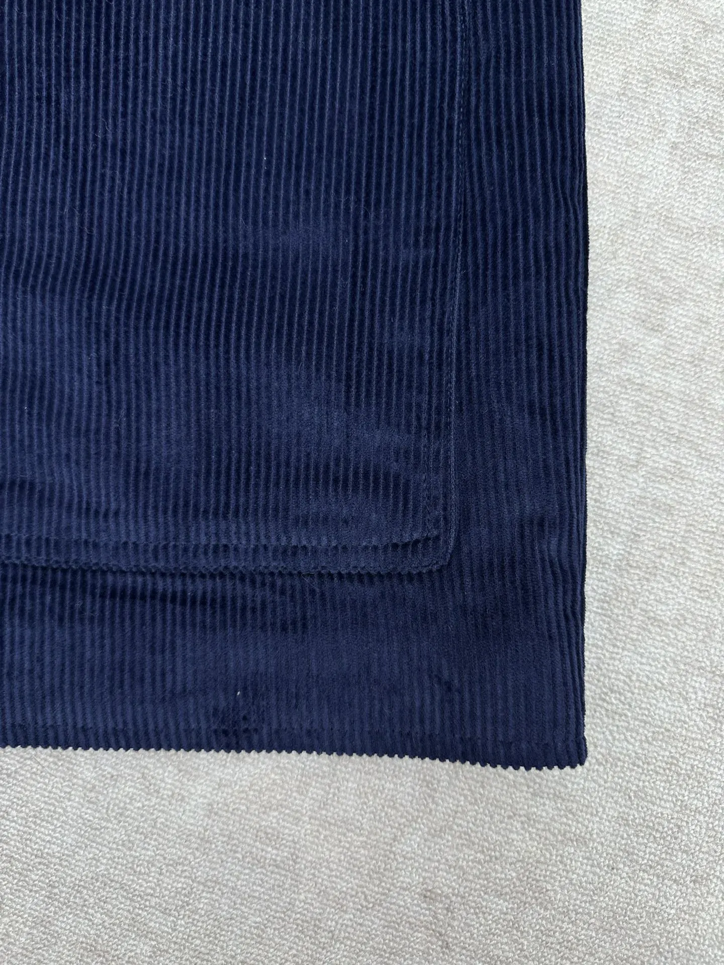 P305 驴家 25ss新款 灯芯绒V领长袖夹克外套 本款长袖外套 胸前口袋处带有品牌字母标识 男款 码数:S.M.L.XL.