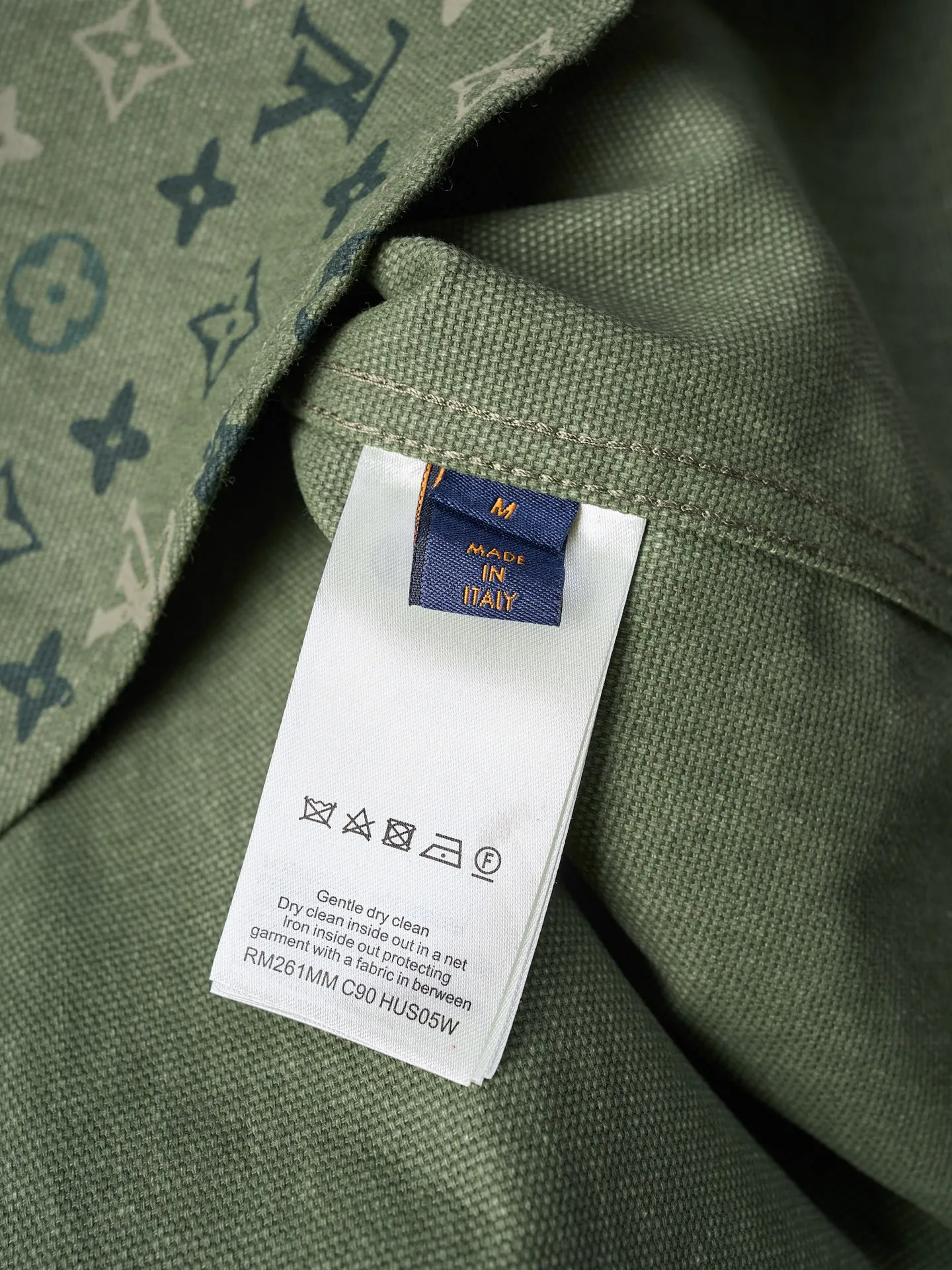 💰280【实物挂拍】LV/路易威登 翻领满印工装夹克式衬衫 【现货】S M L XL 正品16000购入，定染50支平纹双股珠地帆棉布，定位裁床，数码直喷，定制1：1纽扣，定制1：1皮标，定制1：1商标，宽松版型