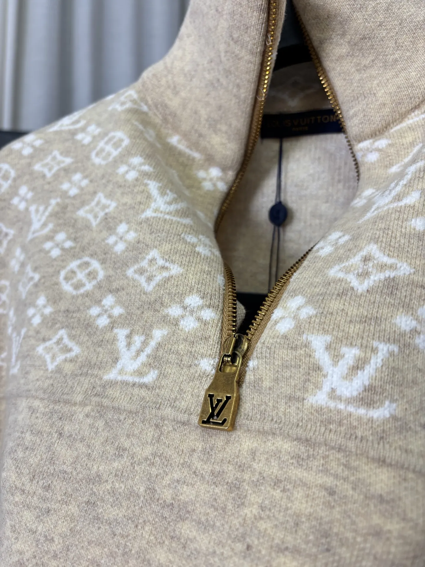 p185💰 款号:DC272# LV路易威登顶级版本SKI系列纯羊毛半开衫套头polo毛衣 顶级版本!新款纯羊毛 全衣高品质德国进口机器制作 三种机器 三种织法 工艺复杂程序繁琐 定制款对色定染纯羊毛高克重高密度超高品质,毛料柔软细腻亲肤,触感软糯丝滑!克重1斤多 颜色:燕麦杏色 尺码:S-M-L-Xl【图9️⃣尺码表】