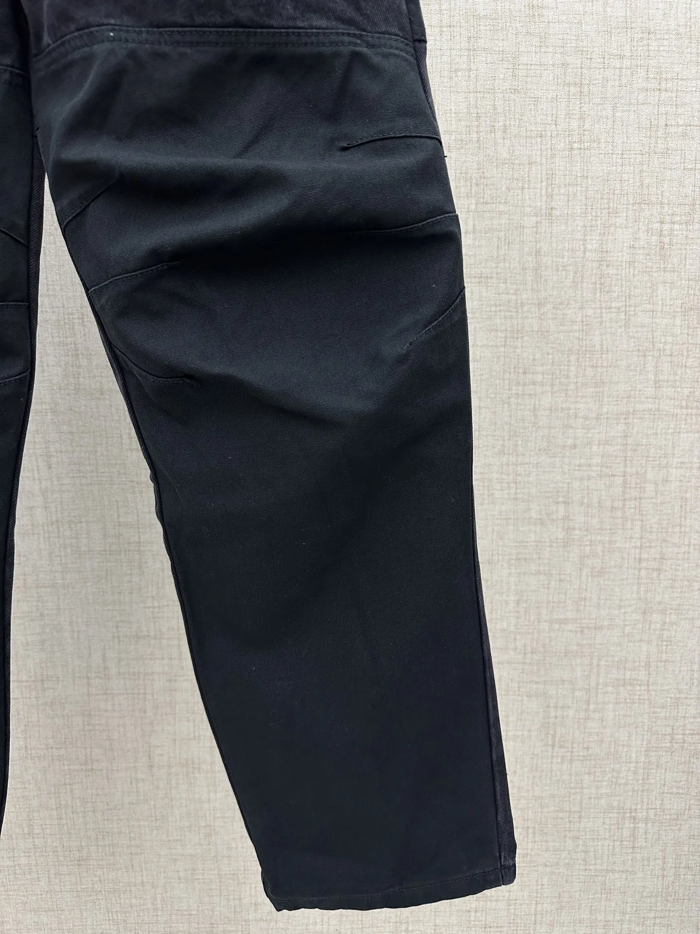 P220💰 LV/路易威登 拼接工装牛仔裤。 工艺裤身带有路易威登经典的Monogram老花图案，拉链头、后腰皮牌处有品牌金属Logo，风格采用牛仔布与黑色工装面料拼接的设计，融合了街头工装风与精致感，裤型宽松，属于当下流行的休闲廓形。 细节工艺金属拉链、纽扣及皮牌做工精细，拼接处缝线工整，这类单品是奢侈品牌在街头风格领域的设计尝试，将经典老花元素与工装廓形结合，又契合年轻群体对潮流穿搭。 码数：28、30、32、34、36、