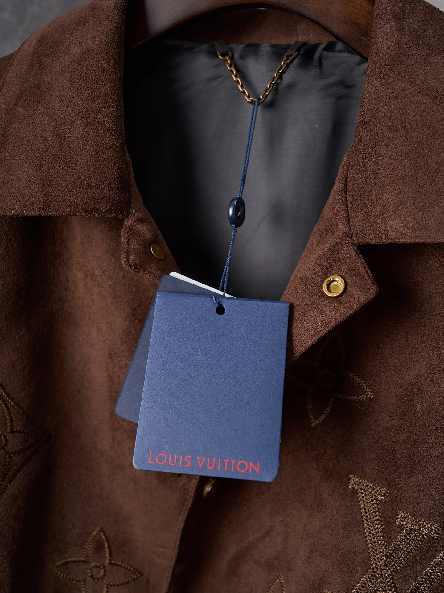 💰255【实物挂拍】LV/路易威登 大花刺绣麂皮绒面按扣翻领外套 【现货】S M L XL 原版36500购入,采用法国绒定制面料,深咖色绒面布料在不同的灯光下,会呈现不同色系效果。内里定制黑色真丝里布。整件,具有非常个性的特点,进口机对位绣花,门襟处左右对位细节媲美原版。定制的五金纽扣,配件手感色泽细腻光滑,低调奢华的设计。两侧双开袋小。男女同款。