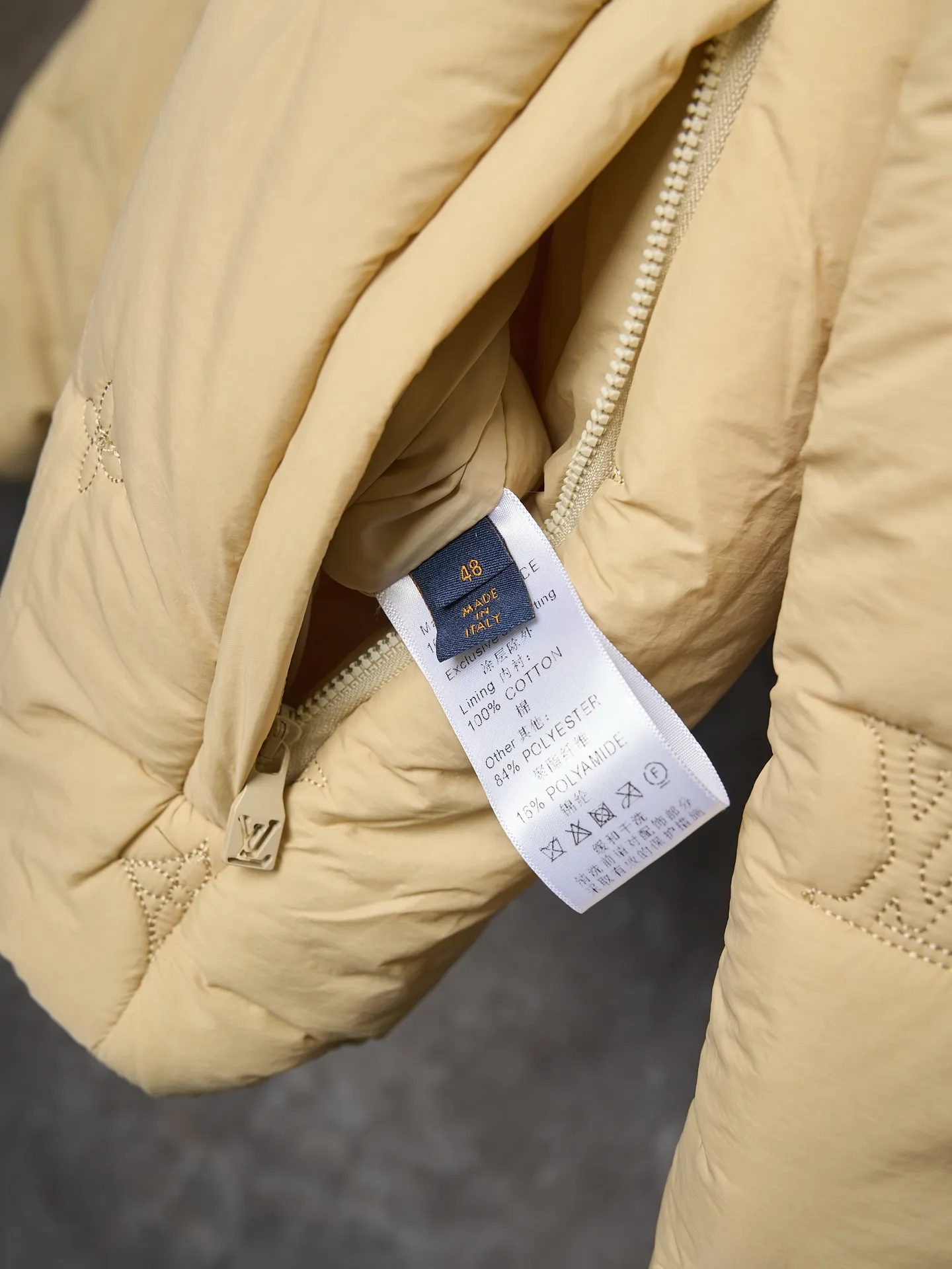 💰300【实物挂拍】LV/路易威登 老花刺绣棉服拉链连帽外套 【现货】46 48 50 52 原27,500购入，纯锦纶梭织面料，聚酯纤维夹棉填充，里布做了贴膜效果，全件对位绗花工艺，进口行棉机定位，增加整体起伏层次质感，将填充物固定，不易跑棉。前后幅全件对花缝纫，绣花间距一致，左右对称，做工非常复杂。门襟、双口袋树脂拉链开模定做，定喷刻字烤漆半喷露白拉链头，抽绳式风帽设计，子弹头吊钟点缀。上身轻便舒适，穿在身上有羽绒服的包裹感保暖防风又潮流。