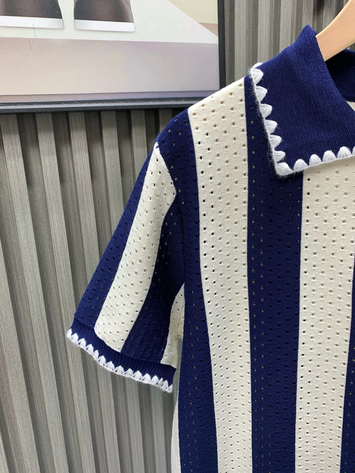 💰105🀄️ LOEWE罗意威 菱形提花设计甄选超细优质纱线 含山羊桑蚕丝翻领针织短袖男士典藏款 「耗时王」圆领奢雅工艺 触肤即高阶 匠心底蕴 菱形镂空提花 耗时数月雕琢的立体菱形提花 经纬间织就建筑美学肌理 光影穿透时显隐交错 举手投足尽展低调奢华 奢材天成山羊绒桑蚕丝 甄选超细优质纱线 融合内蒙古白绒山羊绒的软糯亲肤与桑蚕丝的柔滑垂坠 轻若无物却奢感天成 贴身穿着如云端轻抚 经典型格翻领短袖设计 简约翻领勾勒利落线条 短袖剪裁适配多场景——商务会晤时叠搭西装显儒雅 休闲时光单穿流露绅士品味 典藏款型永不褪色 细节至臻品质见证 精密车工确保接缝平整 骨位加固耐穿不变形 领口螺纹经水洗测试 久穿仍挺括如新 每一处细节皆为「耗时」证言