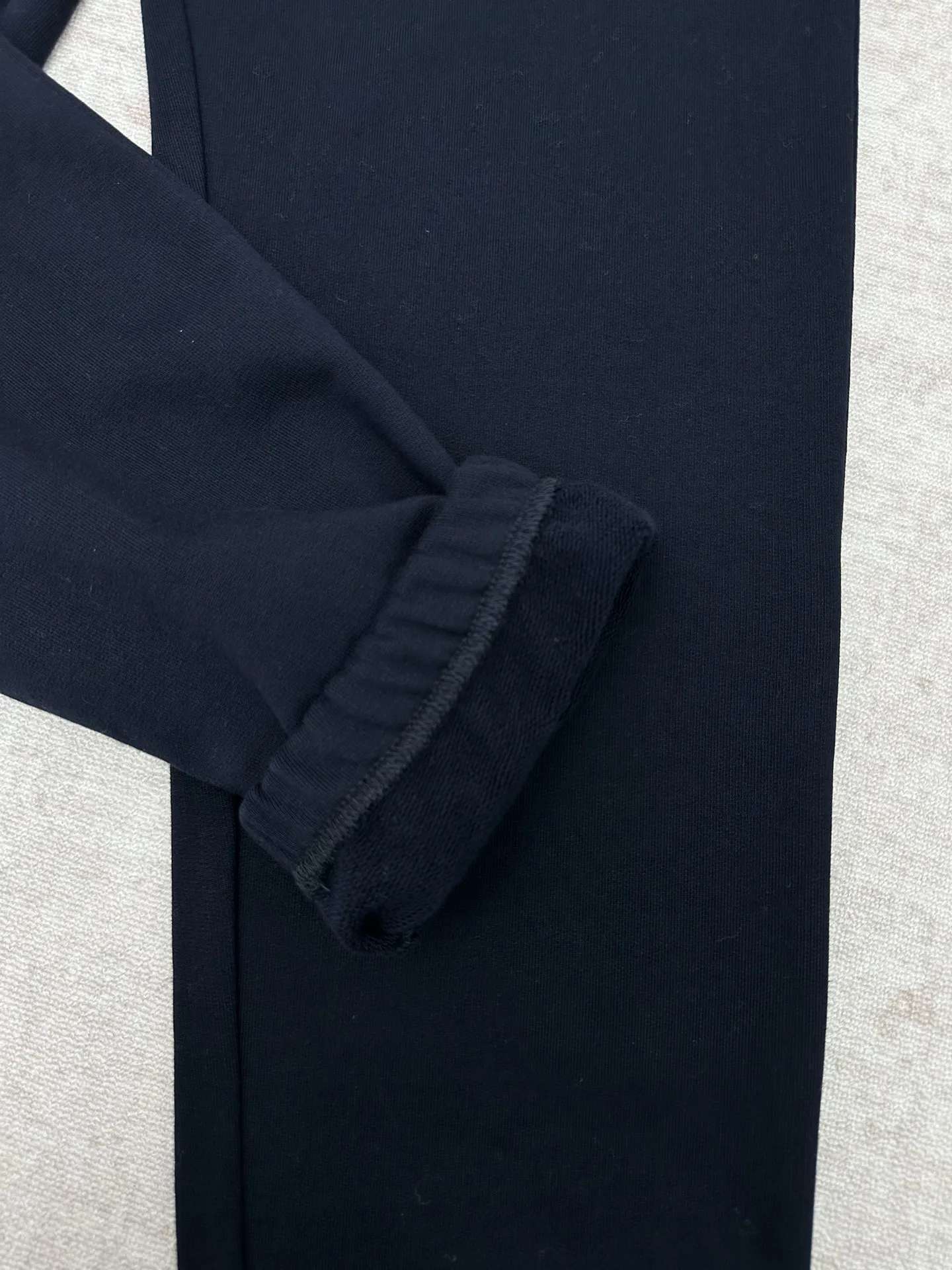 P195 巴宝莉 25ss新款棉质慢跑裤选用轻盈翻面绒棉质面料打造，呈现休闲版型。点缀新季马术骑士徽标（EKD）素描刺绣，融入金属感纱线。此件精品出自品牌新禧贺岁胶囊系列，礼赞马年新春。 码数：S.M.L.XL.