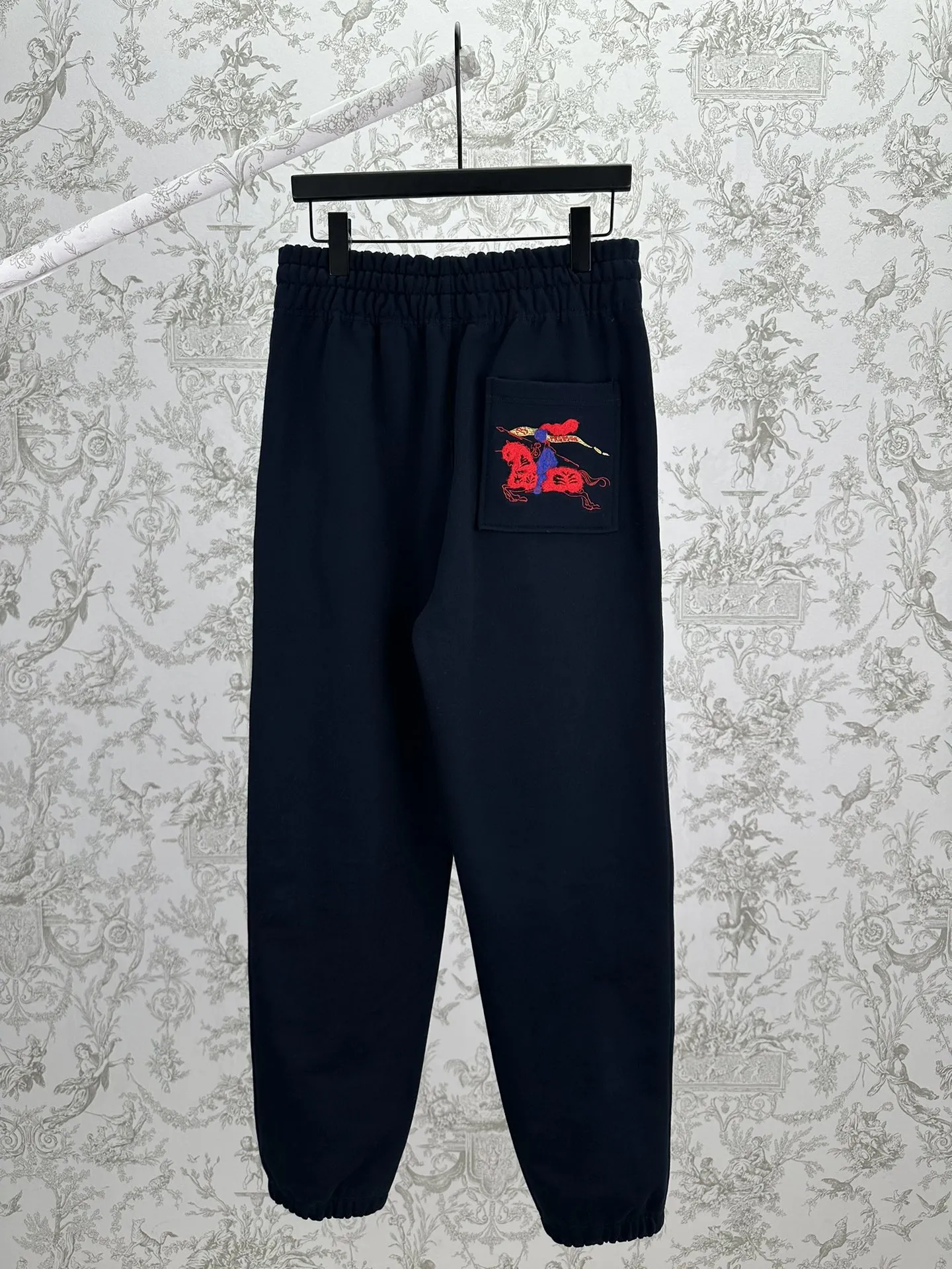 P195 巴宝莉 25ss新款棉质慢跑裤选用轻盈翻面绒棉质面料打造，呈现休闲版型。点缀新季马术骑士徽标（EKD）素描刺绣，融入金属感纱线。此件精品出自品牌新禧贺岁胶囊系列，礼赞马年新春。 码数：S.M.L.XL.