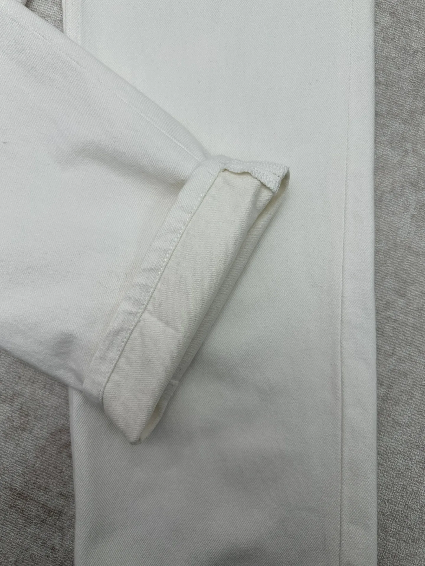 P205 赛琳 25ss新款BOYFRIEND 001牛仔裤100%棉经典版型中腰直筒裤腿正面口袋设有5枚口袋饰钉 腰部背面设有CELINE PARIS TRIOMPHE贴饰 镌刻CELINE JEANS字样的纽扣 码数：S.M.L.