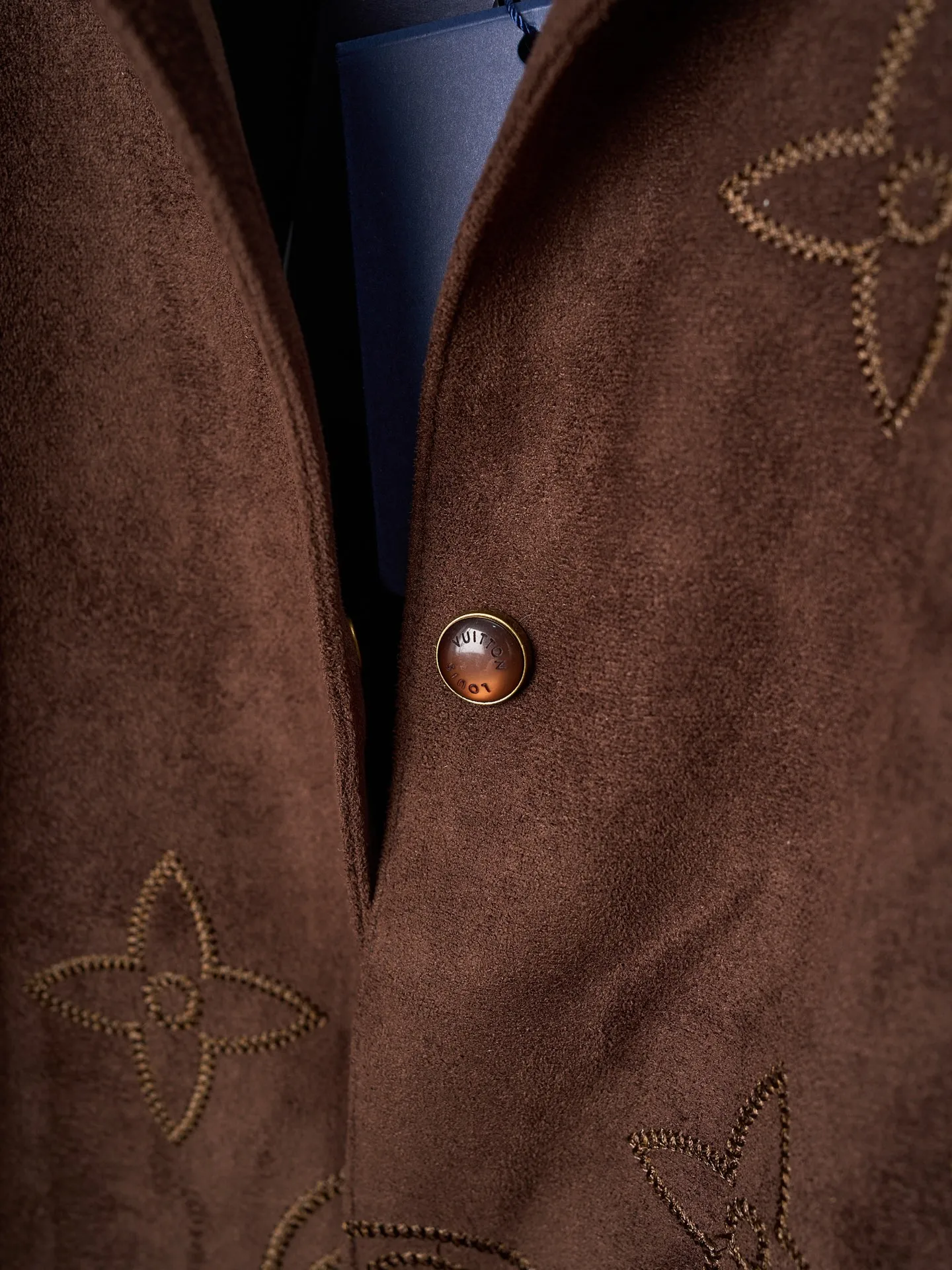 💰255【实物挂拍】LV/路易威登 大花刺绣麂皮绒面按扣翻领外套 【现货】S M L XL 原版36500购入,采用法国绒定制面料,深咖色绒面布料在不同的灯光下,会呈现不同色系效果。内里定制黑色真丝里布。整件,具有非常个性的特点,进口机对位绣花,门襟处左右对位细节媲美原版。定制的五金纽扣,配件手感色泽细腻光滑,低调奢华的设计。两侧双开袋小。男女同款。