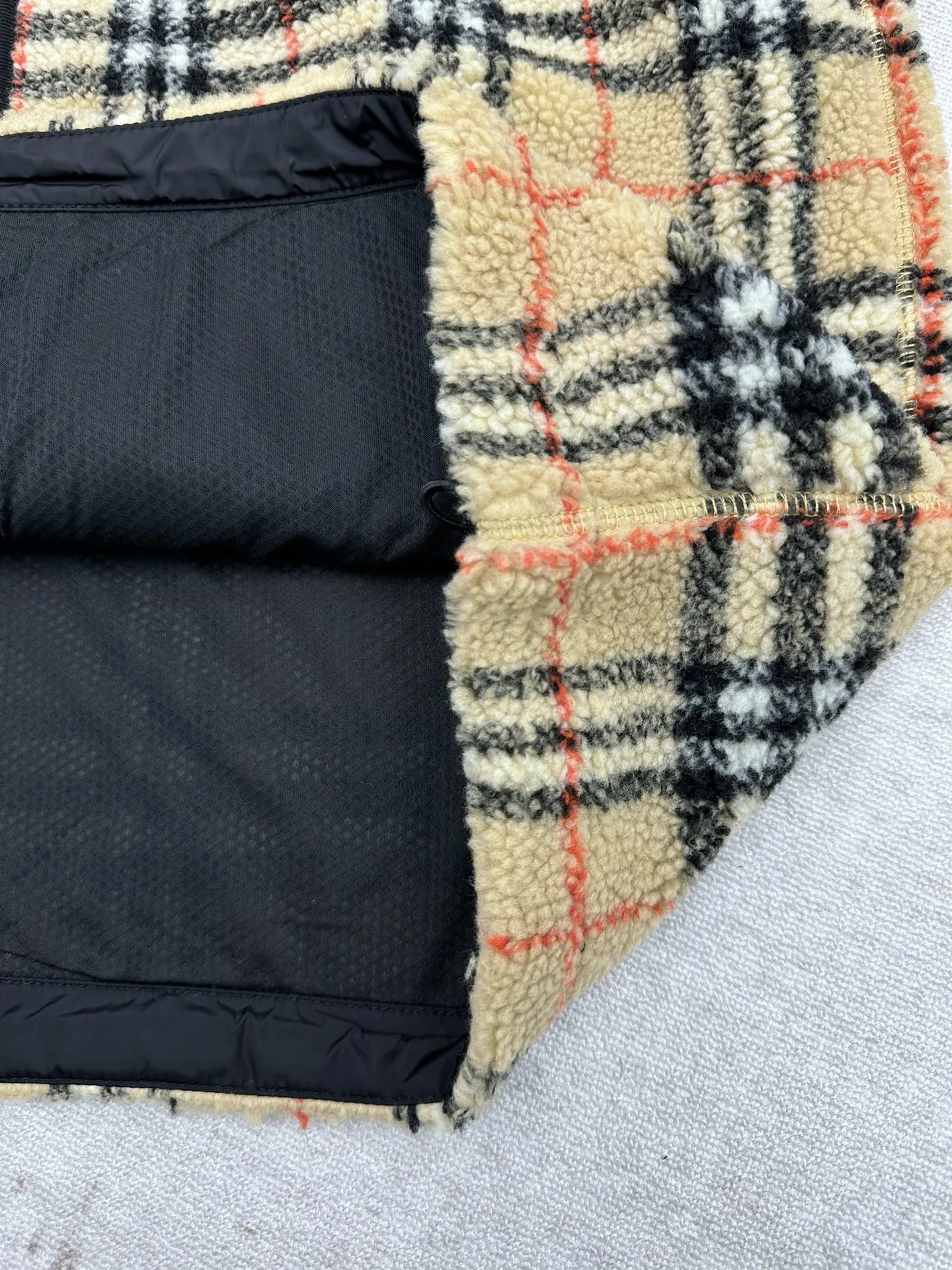 P280 巴宝莉 25ss新款格纹羊毛羊绒混纺绒头夹克选用柔软的羊毛羊绒混纺绒头面料打造，装饰针织 Burberry 格纹。搭配轻盈网眼内衬，融入骑士印章贴花，灵感源自 1980 年代典藏图案。呈现休闲版型，采用抽绳腰部设计，可调节打造不同造型。码数：S.M.L.XL.