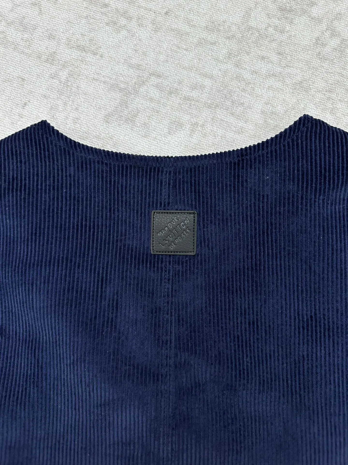 P305 驴家 25ss新款 灯芯绒V领长袖夹克外套 本款长袖外套 胸前口袋处带有品牌字母标识 男款 码数：S.M.L.XL.