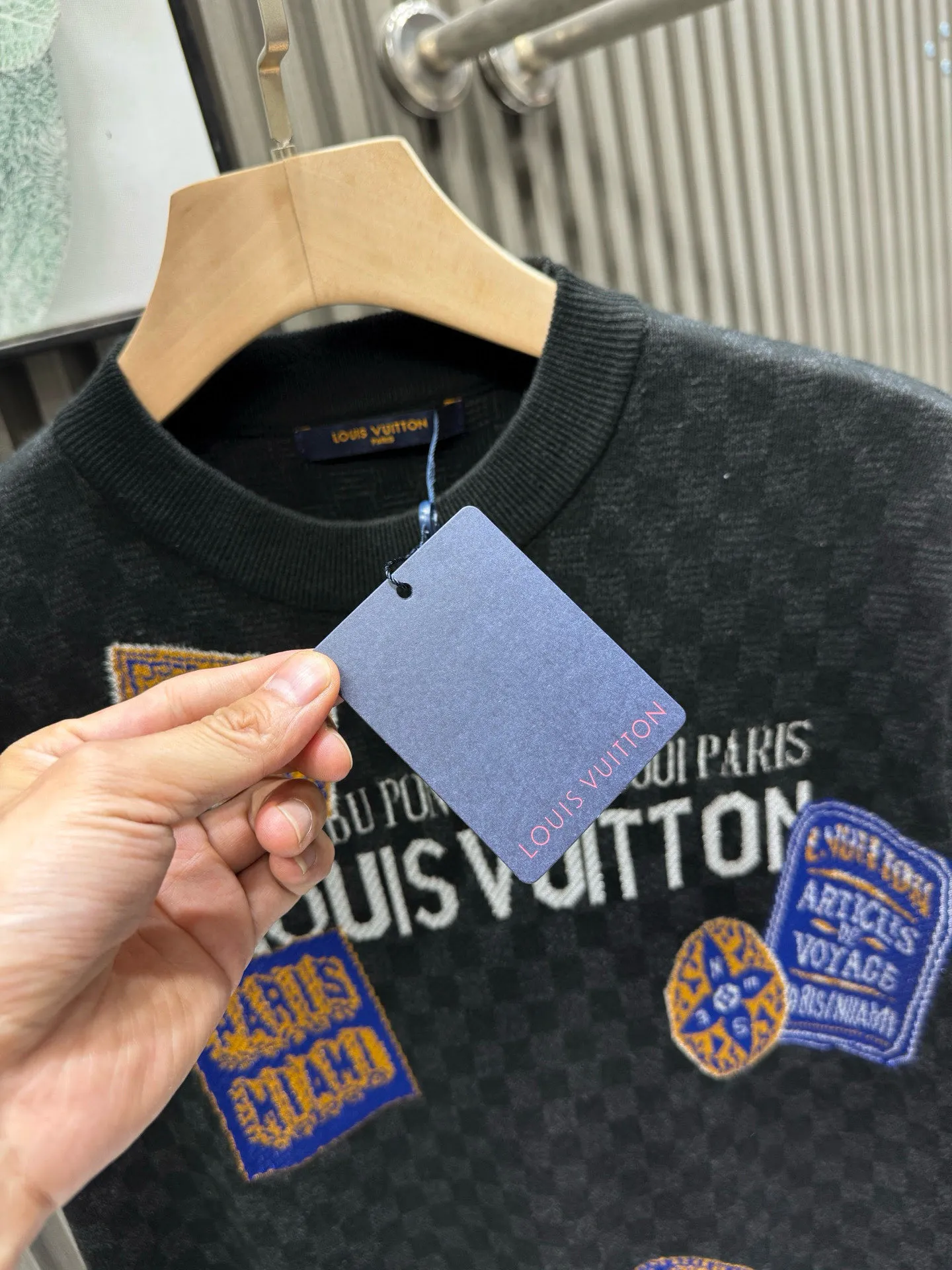 💰200🀄️ Louis Vuitton路易威登 LOUIS VUITTON 棋盘格标签针织短袖 采用定制棉质加光丝面料匠心制作 Damier提花嵌花织纹 德国进口挂毛机织片而成 织线原衣对色 环保固色定染 提花面料要求纱支精细衣身运用进口16针织令士提方格织法完美跟提花工艺每件耗时要150分钟 图案采取双面挂毛工艺 精细做工 肌理纹路清晰 极细织线由环保纤维打造 缝合采用的是16针盘 每个收口还要手工挑 缝线都要松紧一致要平顺 出品大身前后左右整齐对位理衣身面料具有软糯垂坠触感 面料舒适柔软 亲肤透气 富有弹性 全衣以棋盘格底纹 胸前品牌字母刺绣 配蓝色徽章设计感十足 和袖子均有品牌 细节做工精致 整体走线平直细腻 面料舒适柔软 颜色一致无色差 能与同款搭配营造时尚造型 三标齐全 男女同款