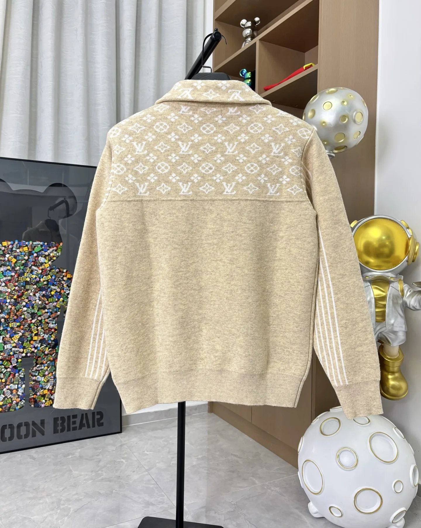 p185💰 款号:DC272# LV路易威登顶级版本SKI系列纯羊毛半开衫套头polo毛衣 顶级版本!新款纯羊毛 全衣高品质德国进口机器制作 三种机器 三种织法 工艺复杂程序繁琐 定制款对色定染纯羊毛高克重高密度超高品质,毛料柔软细腻亲肤,触感软糯丝滑!克重1斤多 颜色:燕麦杏色 尺码:S-M-L-Xl【图9️⃣尺码表】