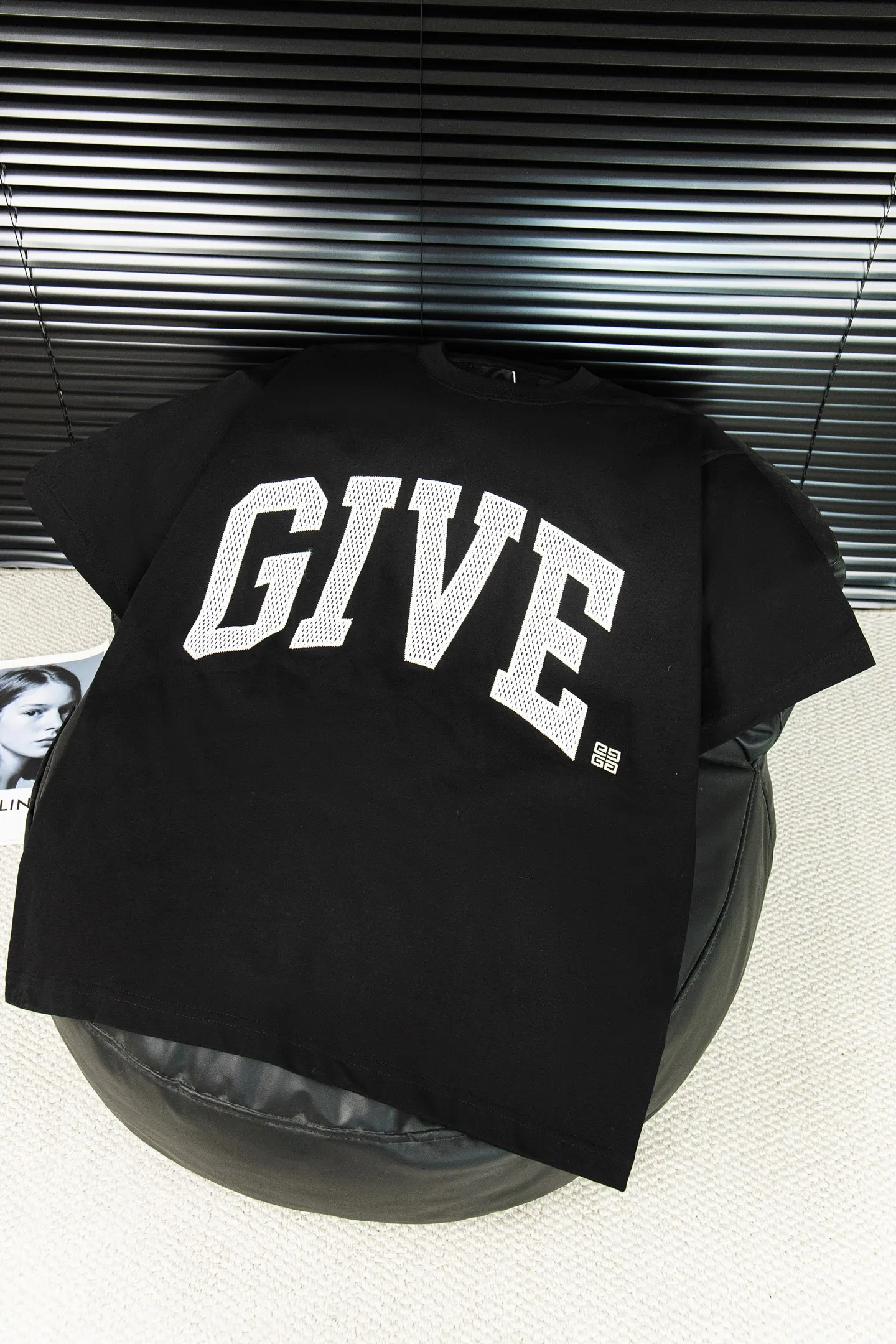 特价🉐️：50 款号：G27 Givenchy纪梵希 新款大字母小孔绣花短袖T恤 - 被称为法国时装界的绅士的Givenchy的风格所在 1952年纪梵希这个品牌在法国正式诞生 它是以其创始人 第一位首席设计师休伯特.德.纪梵希(Hubert de Givenchy)命名的 几十年来这一品牌一直保持着&ldquo;优雅的风格&rdquo; 在时装界几乎成了&ldquo;优雅&rdquo;的代名词 而纪梵希本人在任何场合出现总是一副儒雅气度和爽洁不俗的外形 因而被誉为&ldquo;时装界的绅士&rdquo; 纪梵希先生与赫本女士的一生也称为佳话 纪梵希先生虽然已故 但纪梵希的经典传奇依旧火爆至 - 不管是T桖还是卫衣都是每年的爆款单品 采用进口绣花 每一件都是艺术品 成本极高 经过多次的调试打版图案色差还原度与原版接近百分之99 区别市场垃圾胶印版本 颜色: 黑 尺码:S M L XL