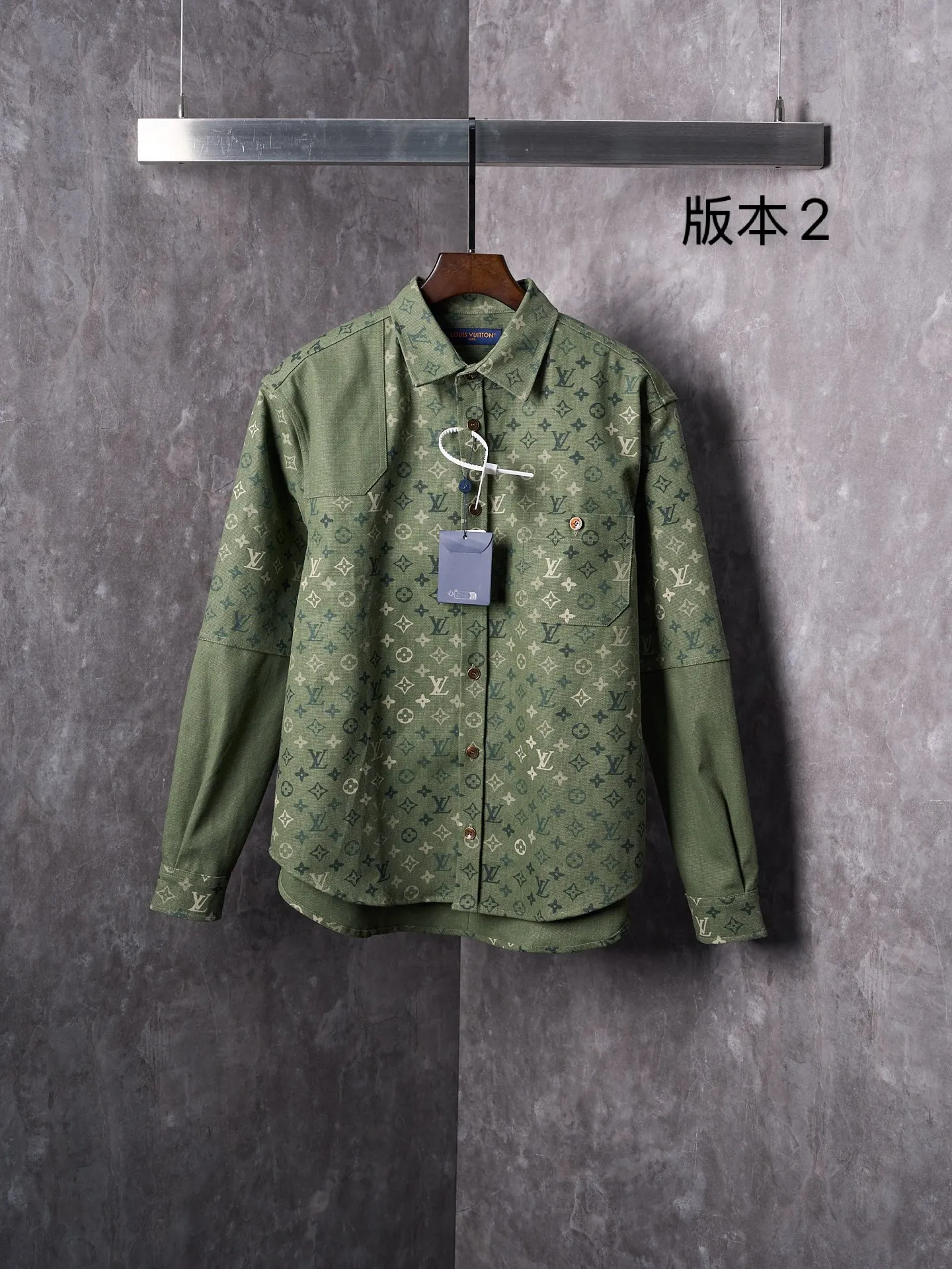 💰280【实物挂拍】LV/路易威登 翻领满印工装夹克式衬衫 【现货】S M L XL 正品16000购入，定染50支平纹双股珠地帆棉布，定位裁床，数码直喷，定制1：1纽扣，定制1：1皮标，定制1：1商标，宽松版型