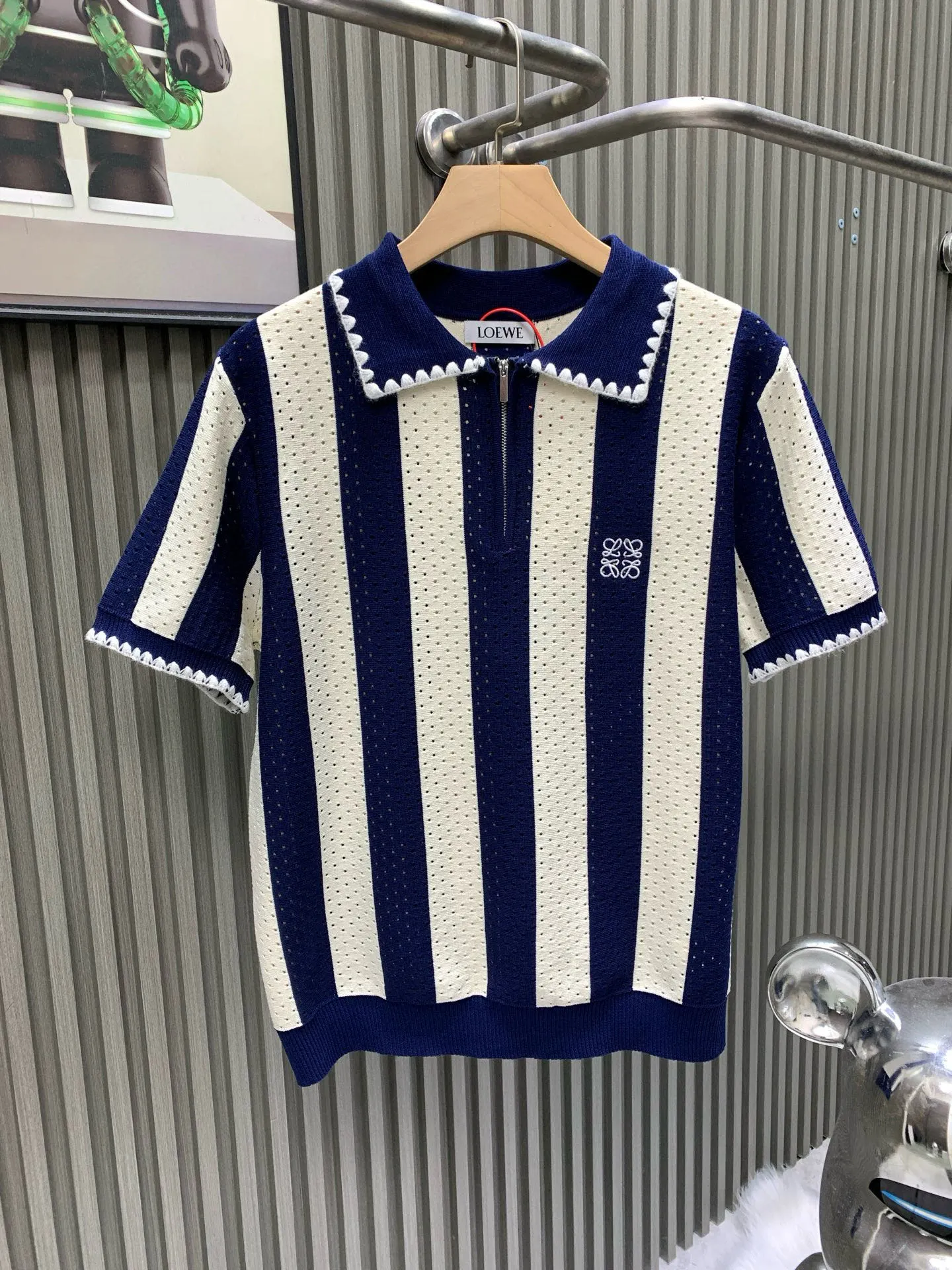 💰105🀄️ LOEWE罗意威 菱形提花设计甄选超细优质纱线 含山羊桑蚕丝翻领针织短袖男士典藏款 「耗时王」圆领奢雅工艺 触肤即高阶 匠心底蕴 菱形镂空提花 耗时数月雕琢的立体菱形提花 经纬间织就建筑美学肌理 光影穿透时显隐交错 举手投足尽展低调奢华 奢材天成山羊绒桑蚕丝 甄选超细优质纱线 融合内蒙古白绒山羊绒的软糯亲肤与桑蚕丝的柔滑垂坠 轻若无物却奢感天成 贴身穿着如云端轻抚 经典型格翻领短袖设计 简约翻领勾勒利落线条 短袖剪裁适配多场景——商务会晤时叠搭西装显儒雅 休闲时光单穿流露绅士品味 典藏款型永不褪色 细节至臻品质见证 精密车工确保接缝平整 骨位加固耐穿不变形 领口螺纹经水洗测试 久穿仍挺括如新 每一处细节皆为「耗时」证言