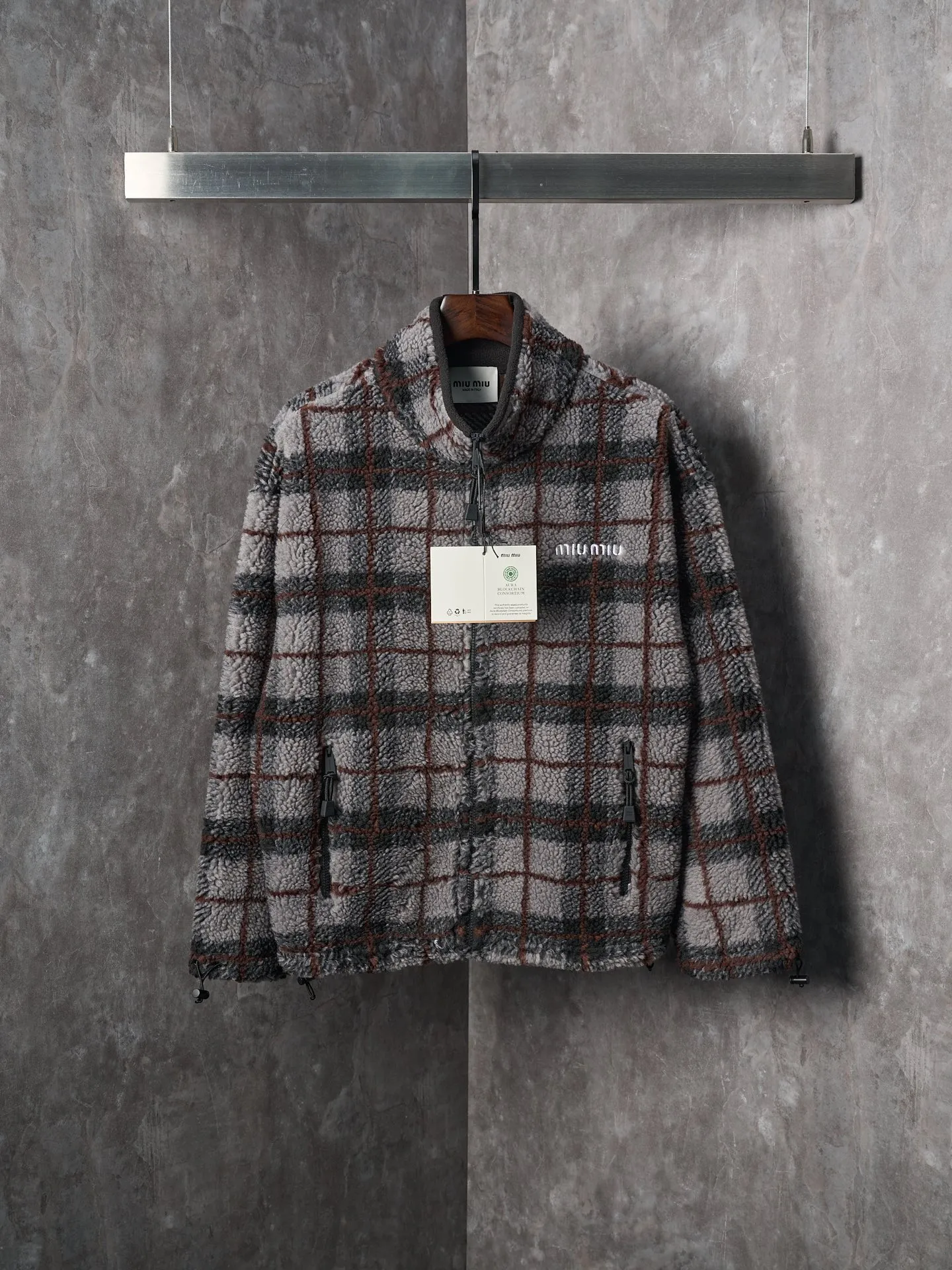 💰260【实物挂拍】MiuMiu/缪缪 羊羔绒格子刺绣拉链外套 【颜色】绿色 灰色 【现货】S M L XL 经典夹克在这款中被重新诠释,加入羊毛以增加厚度和柔软度。经典格纹图案汲取男装风格灵感,重新诠释运动女性气质的风格密码。 Oversize版型. 无衬里长袖立领.正面拉链开合 侧袋.双头钩针底边.刺绣徽标 采用80%羊毛,20%棉。该款面料原版定织定染,100%还原。内衬口袋布采用100%尼龙料, 后领位置搭配100%羊毛泰迪绒。 拉链采用尼龙与胶牙材料结合,拉牙采用欧款胶牙。下摆搭配原版刻字弹力扣。 刺绣采用3D立体刺绣工艺,刺绣logo饱满立体。呈现出高端视觉效果。