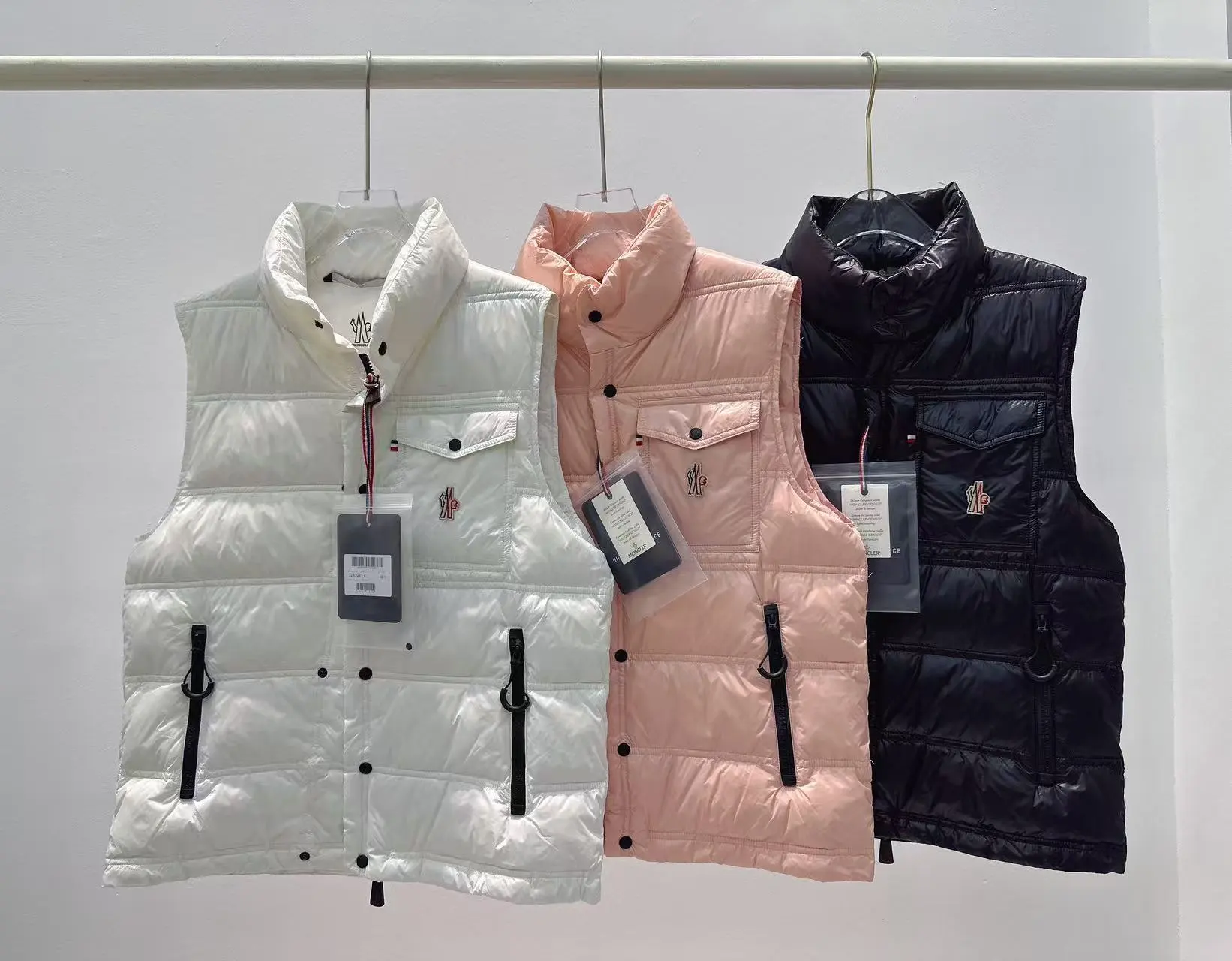 💰430 Moncler Nantu 蒙口25新款情侣男女同款户外系列立领微标羽绒马甲 颜色:黑色 白色 粉色 尺码:0123