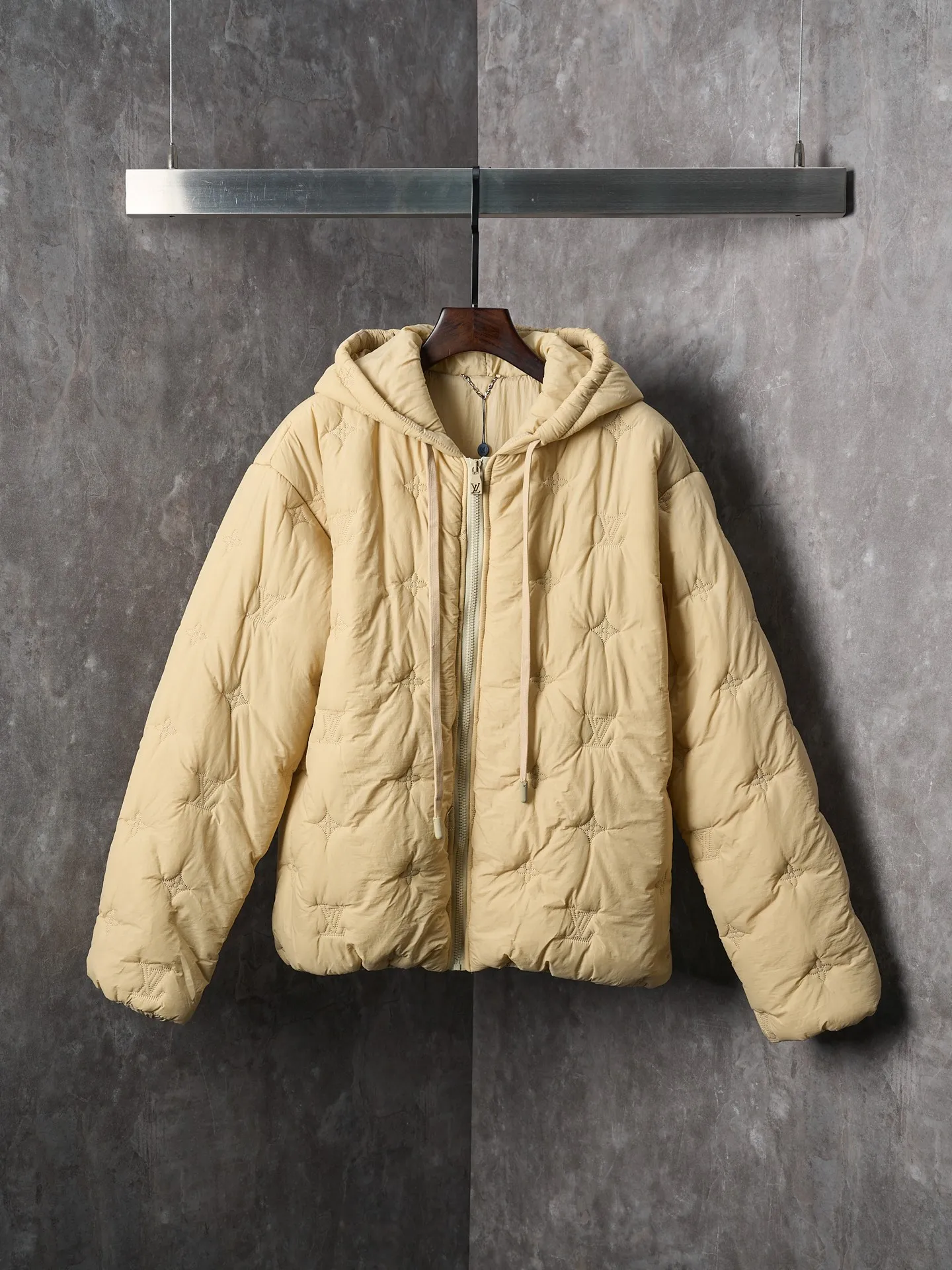 💰300【实物挂拍】LV/路易威登 老花刺绣棉服拉链连帽外套 【现货】46 48 50 52 原27,500购入,纯锦纶梭织面料,聚酯纤维夹棉填充,里布做了贴膜效果,全件对位绗花工艺,进口行棉机定位,增加整体起伏层次质感,将填充物固定,不易跑棉。前后幅全件对花缝纫,绣花间距一致,左右对称,做工非常复杂。门襟、双口袋树脂拉链开模定做,定喷刻字烤漆半喷露白拉链头,抽绳式风帽设计,子弹头吊钟点缀。上身轻便舒适,穿在身上有羽绒服的包裹感保暖防风又潮流。