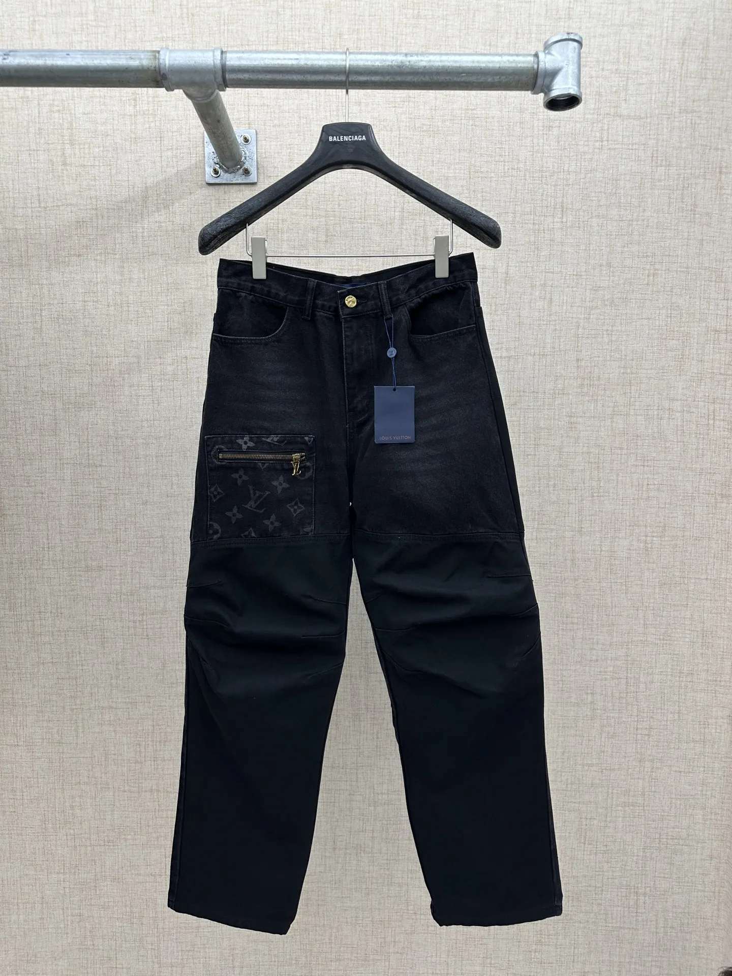 P220💰 LV/路易威登 拼接工装牛仔裤。 工艺裤身带有路易威登经典的Monogram老花图案，拉链头、后腰皮牌处有品牌金属Logo，风格采用牛仔布与黑色工装面料拼接的设计，融合了街头工装风与精致感，裤型宽松，属于当下流行的休闲廓形。 细节工艺金属拉链、纽扣及皮牌做工精细，拼接处缝线工整，这类单品是奢侈品牌在街头风格领域的设计尝试，将经典老花元素与工装廓形结合，又契合年轻群体对潮流穿搭。 码数：28、30、32、34、36、