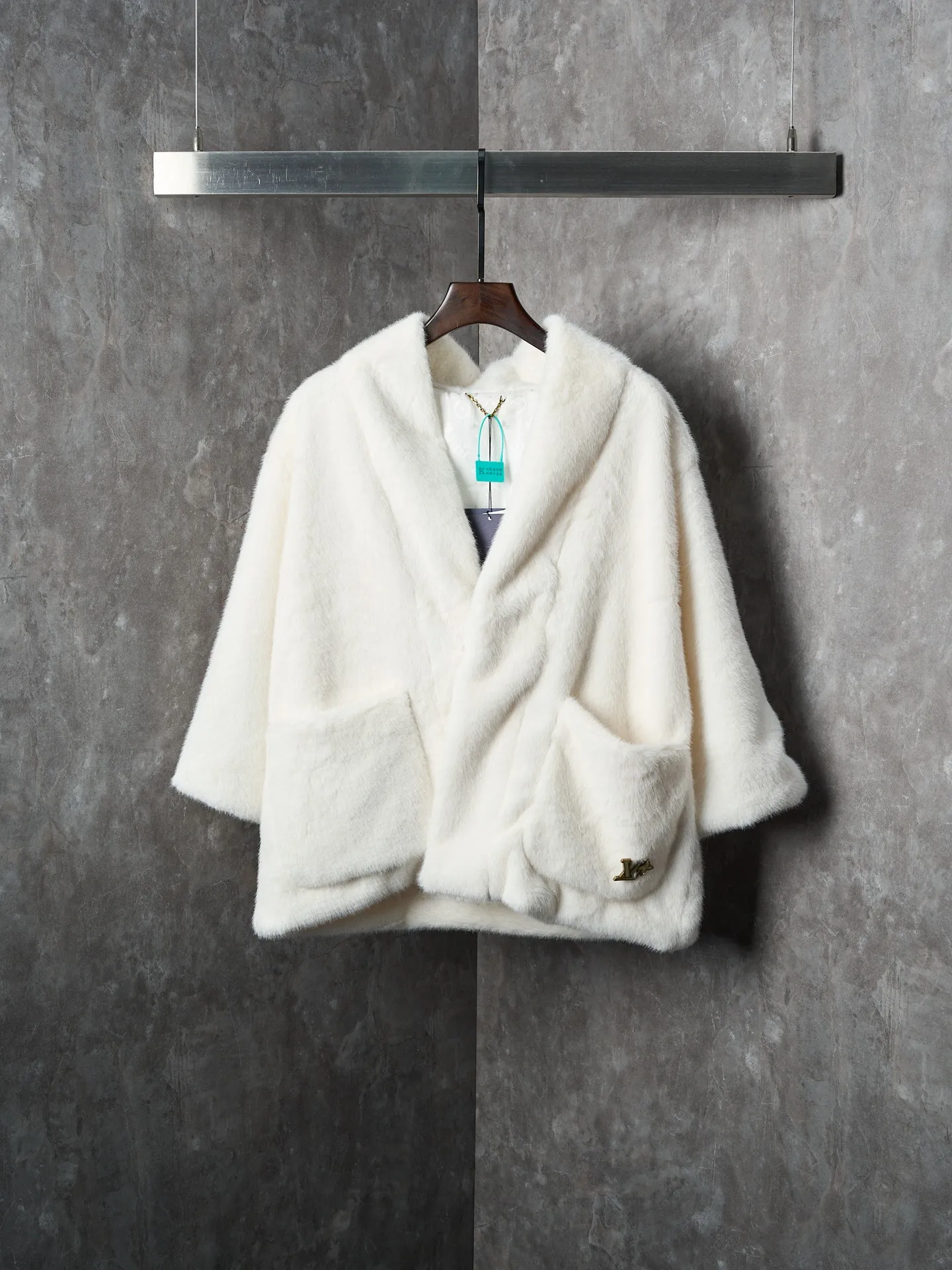 💰360【实物挂拍】LV/路易威登 Nigo联名系列水貂毛V领和服式皮草外套 【现货】46 48 50 52 面料选用北美优质水貂毛,经过手工分拣筛选,确保毛针长度、绒毛密度均匀一致,触感柔滑且光泽感强。剪裁采用无衬里极简结构,通过手工对缝拼接,避免车线痕迹破坏整体质感;领口做了宽幅翻折设计,边缘用隐形手工针脚收边,自然垂坠不生硬。袖口是同材质毛面翻边,内侧加了薄衬布定型,既保持蓬松感又不易变形;口袋为嵌式设计,开口边缘手工锁边,与衣身纹理无缝衔接。内里搭配品牌专属缎面衬里,标签通过定制挂链固定,细节处体现高定工艺标准。整体走线平直细腻,面料舒适柔软,颜色一致无色差 能与同款搭配营造时尚造型,驾驭各种场合,定制辅料,三标齐全,男女同款!