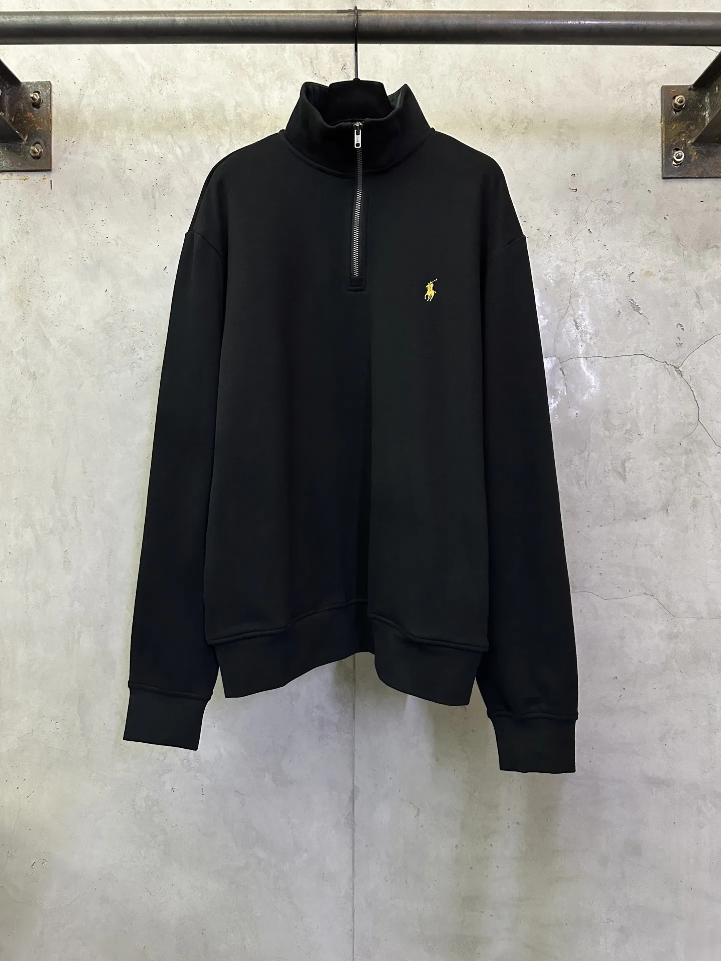 💰200 Ralph Lauren 金色刺绣半高领卫衣 面料:采用定制雅韵精棉绒感料 柔软丝滑 舒适贴肤 以纯粹到极致的黑调为底色 格纹斜纹镶边于领口处 承载着英伦风的优雅与复古 定制五金 螺纹 辅料 对版对位 男女同款 -Color: 黑色 -Size: S M L XL