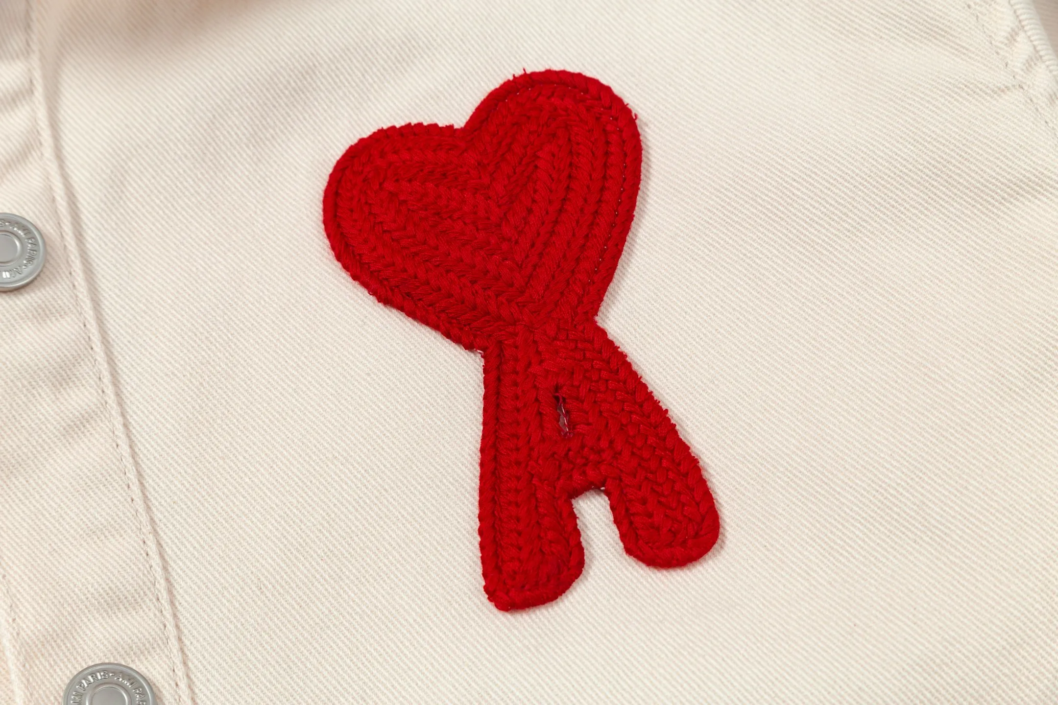 2288# AMI PARIS 25秋冬新品编织爱心刺绣长袖牛仔宽松休闲翻领外套 钮扣饰有LOGO YP复刻 男女可穿 落肩长款 颜色:杏色 杏红心 牛仔篮 码数:S-XL P135