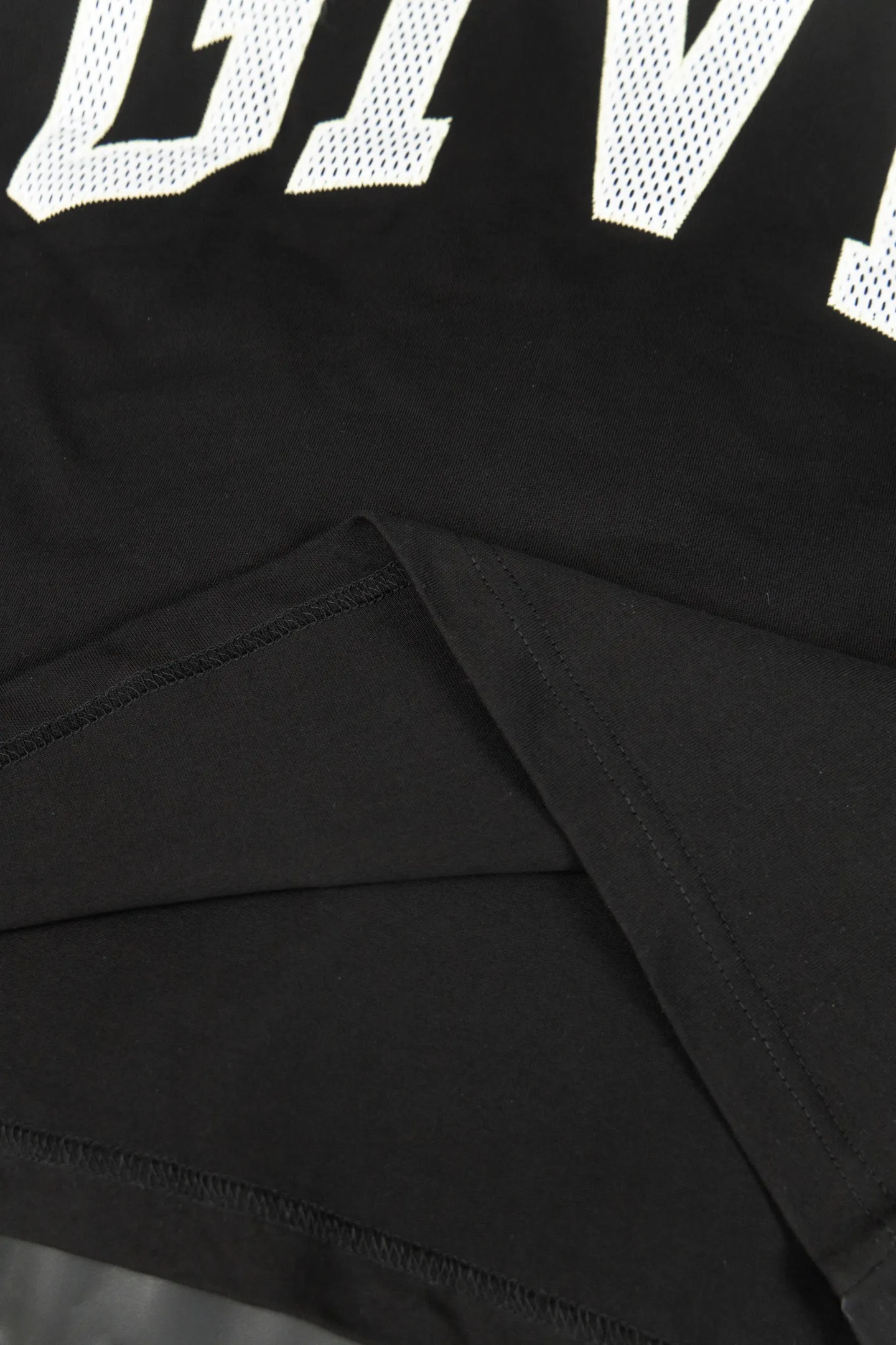 特价🉐️:50 款号:G27 Givenchy纪梵希 新款大字母小孔绣花短袖T恤 - 被称为法国时装界的绅士的Givenchy的风格所在 1952年纪梵希这个品牌在法国正式诞生 它是以其创始人 第一位首席设计师休伯特.德.纪梵希(Hubert de Givenchy)命名的 几十年来这一品牌一直保持着“优雅的风格” 在时装界几乎成了“优雅”的代名词 而纪梵希本人在任何场合出现总是一副儒雅气度和爽洁不俗的外形 因而被誉为“时装界的绅士” 纪梵希先生与赫本女士的一生也称为佳话 纪梵希先生虽然已故 但纪梵希的经典传奇依旧火爆至 - 不管是T桖还是卫衣都是每年的爆款单品 采用进口绣花 每一件都是艺术品 成本极高 经过多次的调试打版图案色差还原度与原版接近百分之99 区别市场垃圾胶印版本 颜色: 黑 尺码:S M L XL