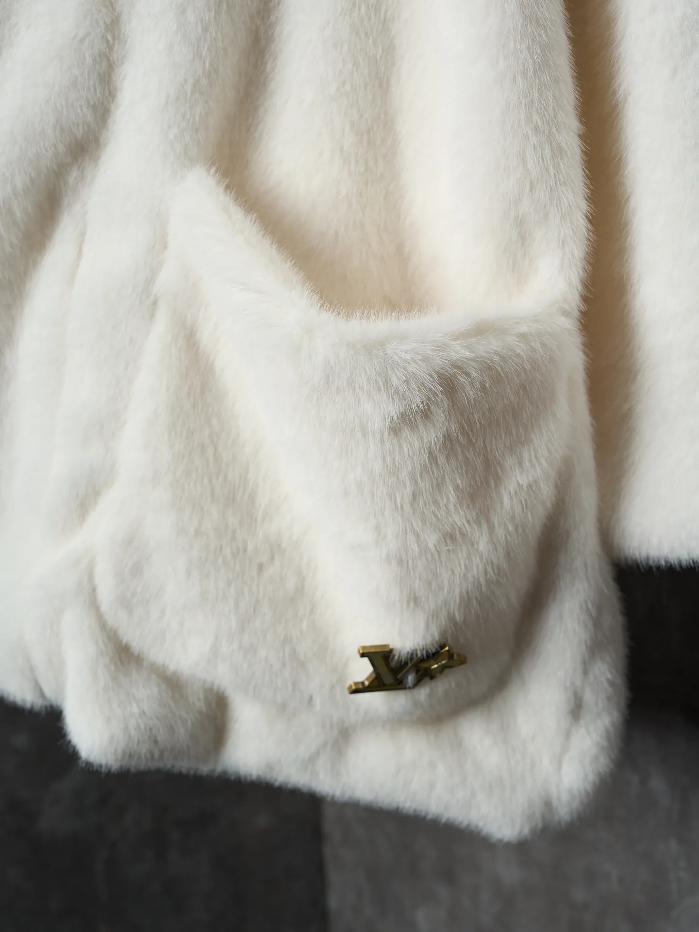 💰360【实物挂拍】LV/路易威登 Nigo联名系列水貂毛V领和服式皮草外套 【现货】46 48 50 52 面料选用北美优质水貂毛,经过手工分拣筛选,确保毛针长度、绒毛密度均匀一致,触感柔滑且光泽感强。剪裁采用无衬里极简结构,通过手工对缝拼接,避免车线痕迹破坏整体质感;领口做了宽幅翻折设计,边缘用隐形手工针脚收边,自然垂坠不生硬。袖口是同材质毛面翻边,内侧加了薄衬布定型,既保持蓬松感又不易变形;口袋为嵌式设计,开口边缘手工锁边,与衣身纹理无缝衔接。内里搭配品牌专属缎面衬里,标签通过定制挂链固定,细节处体现高定工艺标准。整体走线平直细腻,面料舒适柔软,颜色一致无色差 能与同款搭配营造时尚造型,驾驭各种场合,定制辅料,三标齐全,男女同款!