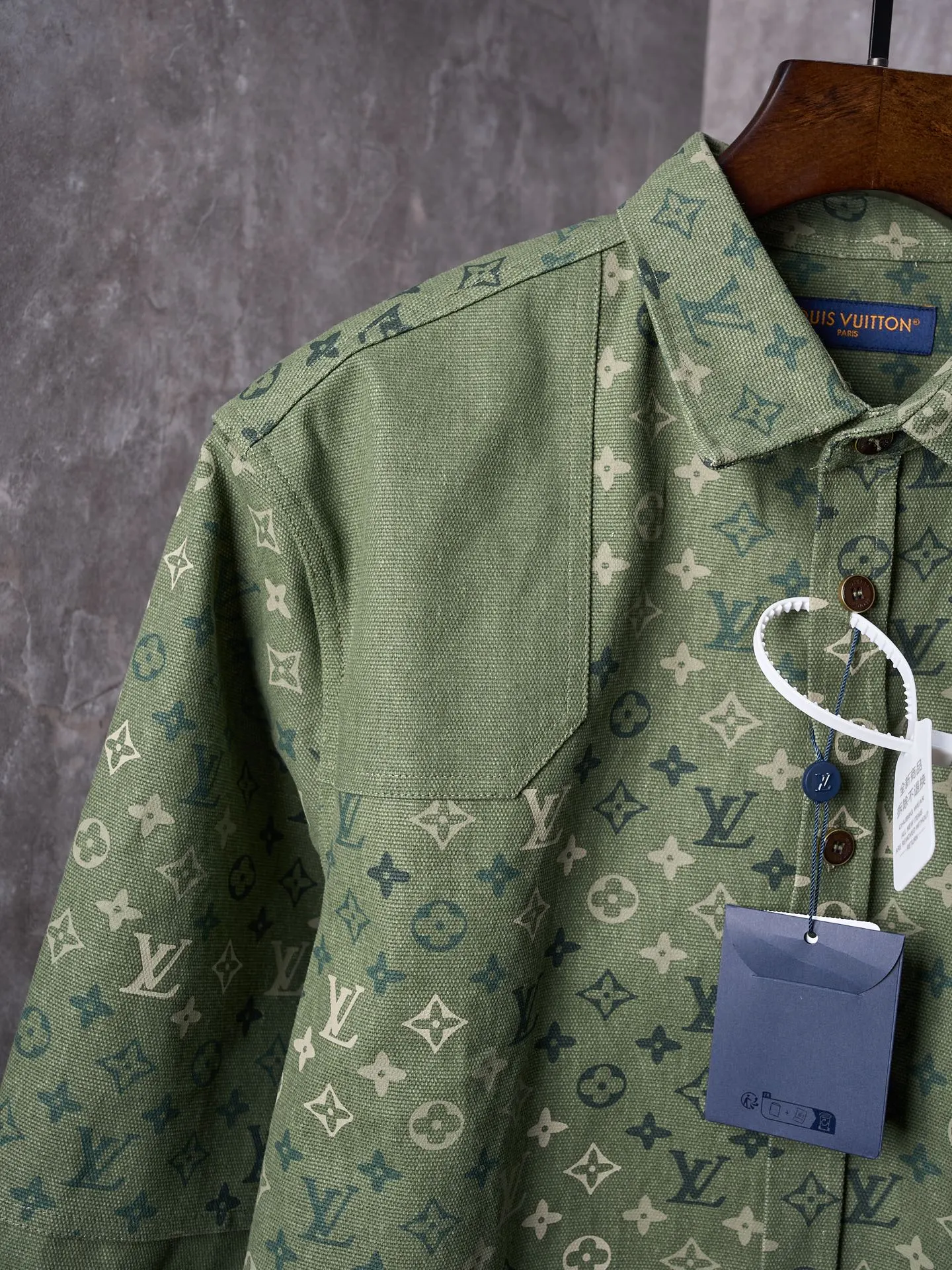 💰280【实物挂拍】LV/路易威登 翻领满印工装夹克式衬衫 【现货】S M L XL 正品16000购入，定染50支平纹双股珠地帆棉布，定位裁床，数码直喷，定制1：1纽扣，定制1：1皮标，定制1：1商标，宽松版型