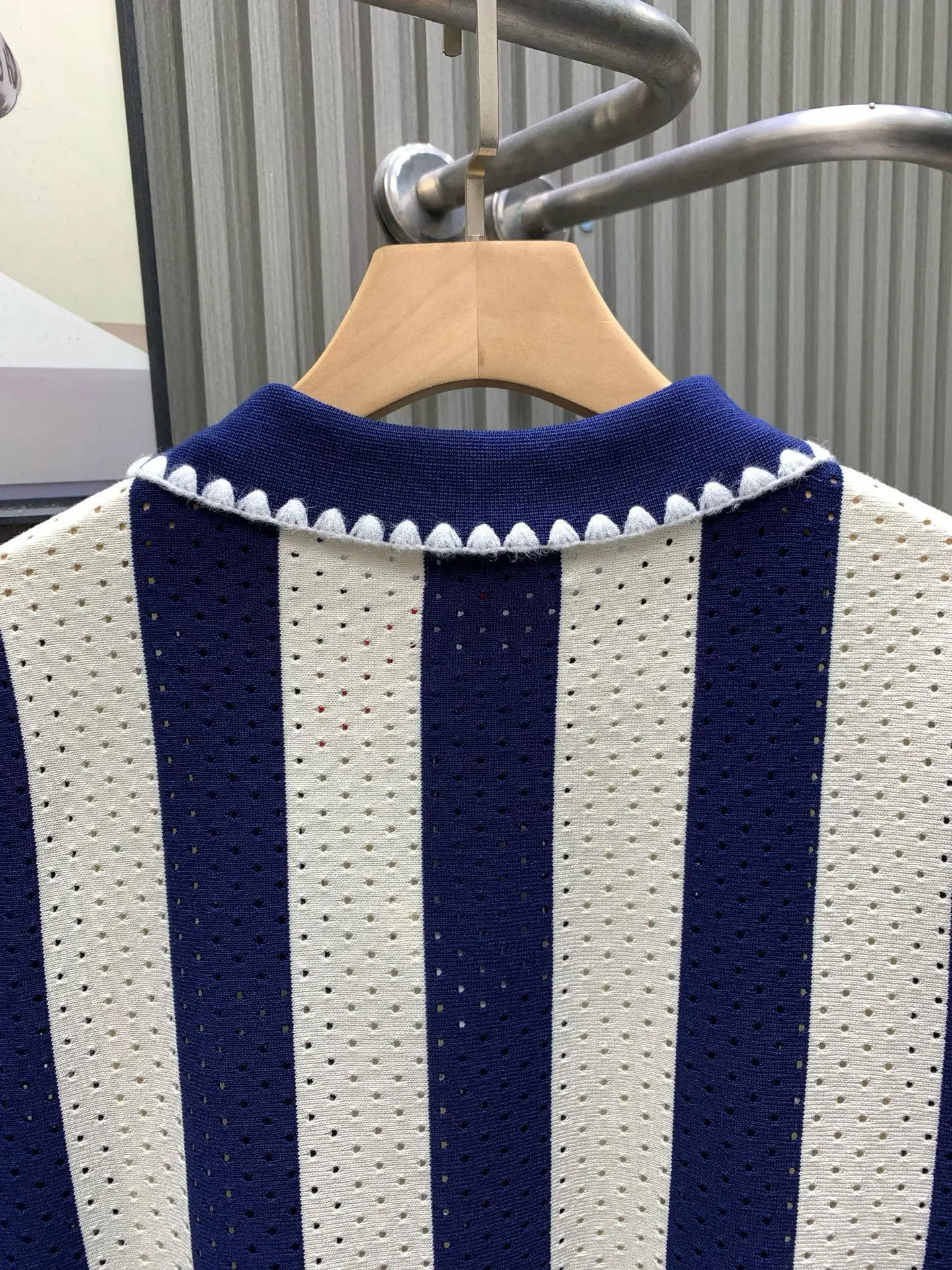 💰105🀄️ LOEWE罗意威 菱形提花设计甄选超细优质纱线 含山羊桑蚕丝翻领针织短袖男士典藏款 「耗时王」圆领奢雅工艺 触肤即高阶 匠心底蕴 菱形镂空提花 耗时数月雕琢的立体菱形提花 经纬间织就建筑美学肌理 光影穿透时显隐交错 举手投足尽展低调奢华 奢材天成山羊绒桑蚕丝 甄选超细优质纱线 融合内蒙古白绒山羊绒的软糯亲肤与桑蚕丝的柔滑垂坠 轻若无物却奢感天成 贴身穿着如云端轻抚 经典型格翻领短袖设计 简约翻领勾勒利落线条 短袖剪裁适配多场景&mdash;&mdash;商务会晤时叠搭西装显儒雅 休闲时光单穿流露绅士品味 典藏款型永不褪色 细节至臻品质见证 精密车工确保接缝平整 骨位加固耐穿不变形 领口螺纹经水洗测试 久穿仍挺括如新 每一处细节皆为「耗时」证言