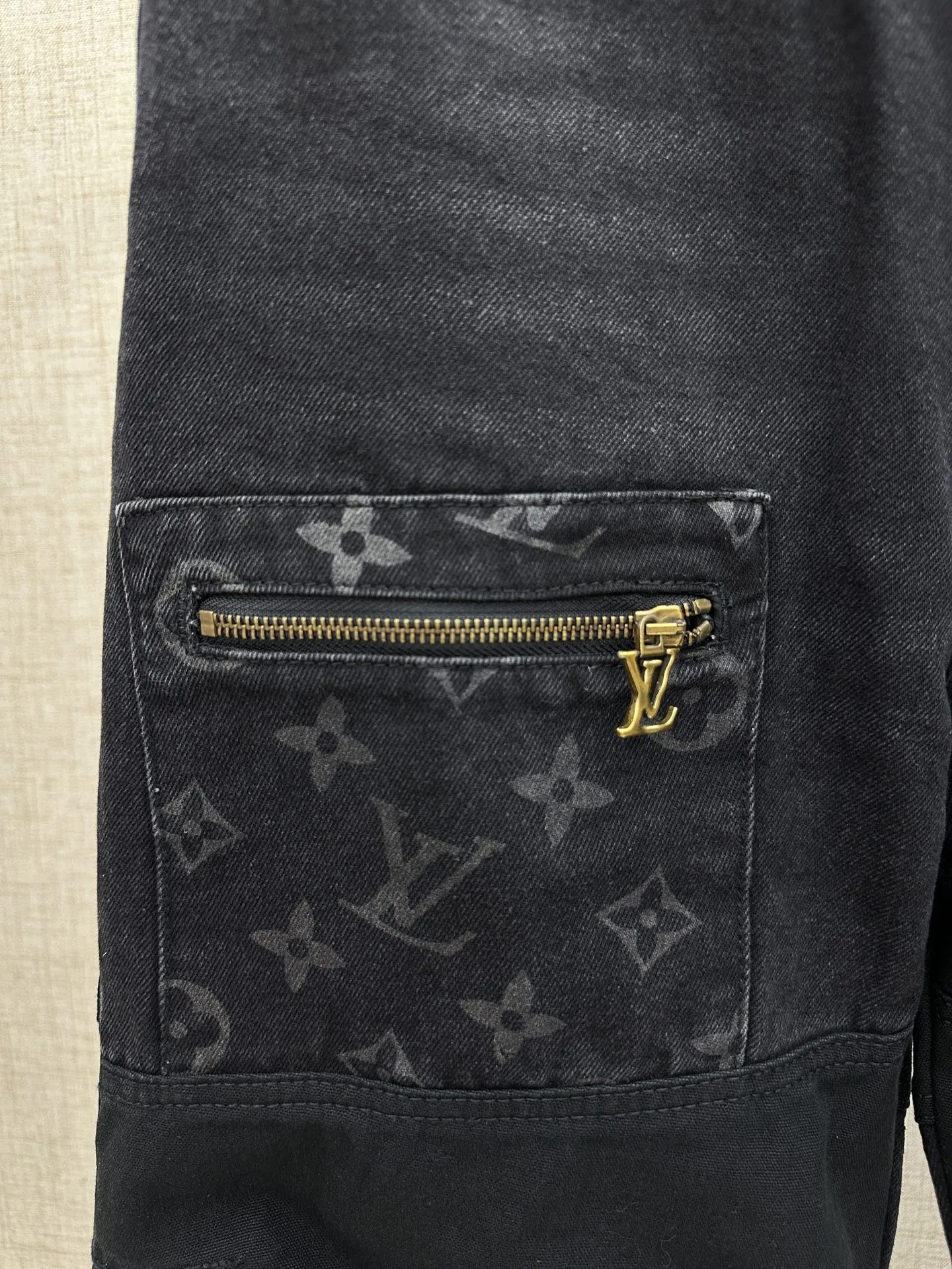 P220💰 LV/路易威登 拼接工装牛仔裤。 工艺裤身带有路易威登经典的Monogram老花图案，拉链头、后腰皮牌处有品牌金属Logo，风格采用牛仔布与黑色工装面料拼接的设计，融合了街头工装风与精致感，裤型宽松，属于当下流行的休闲廓形。 细节工艺金属拉链、纽扣及皮牌做工精细，拼接处缝线工整，这类单品是奢侈品牌在街头风格领域的设计尝试，将经典老花元素与工装廓形结合，又契合年轻群体对潮流穿搭。 码数：28、30、32、34、36、