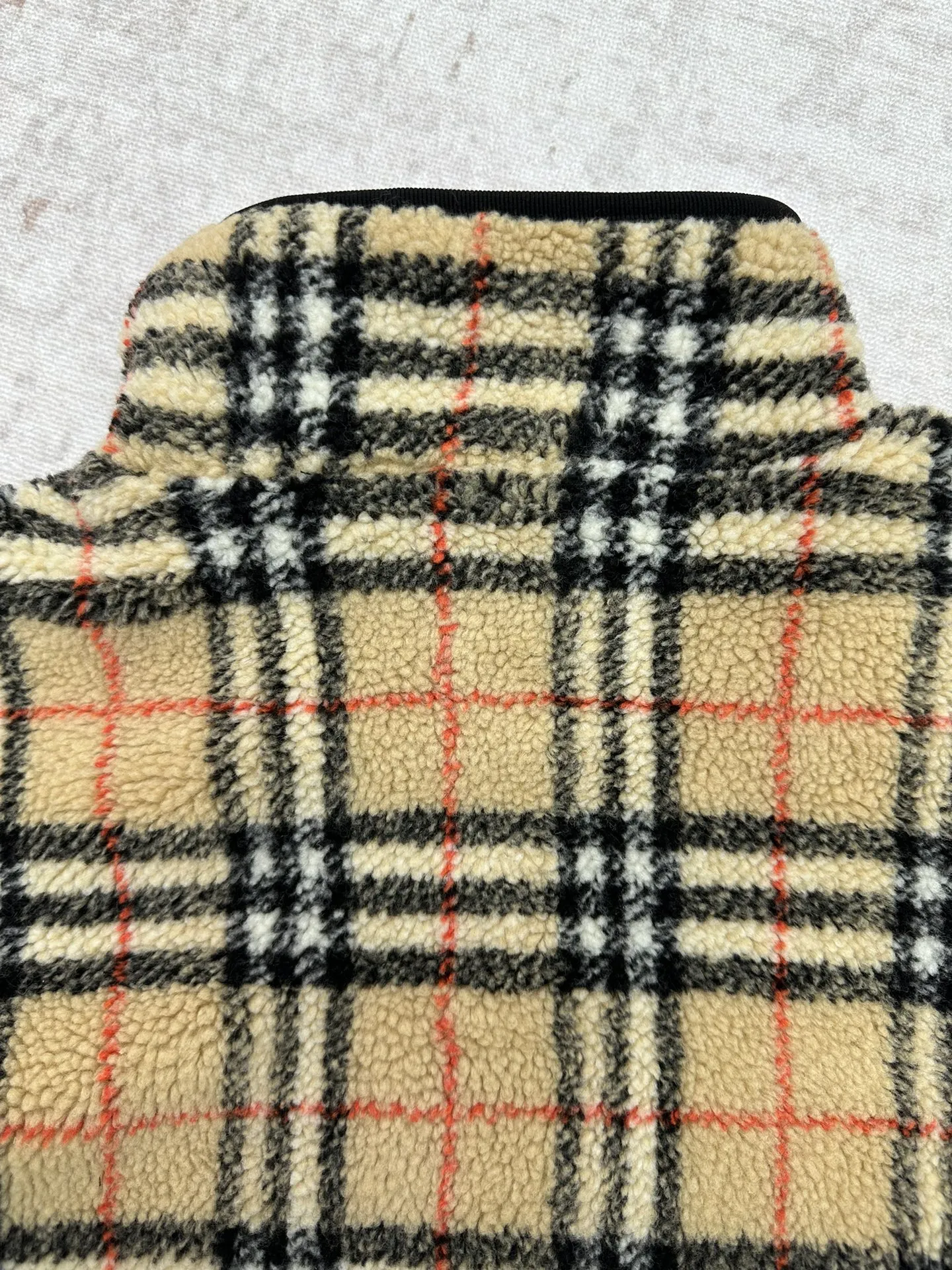 P280 巴宝莉 25ss新款格纹羊毛羊绒混纺绒头夹克选用柔软的羊毛羊绒混纺绒头面料打造,装饰针织 Burberry 格纹。搭配轻盈网眼内衬,融入骑士印章贴花,灵感源自 1980 年代典藏图案。呈现休闲版型,采用抽绳腰部设计,可调节打造不同造型。码数:S.M.L.XL.