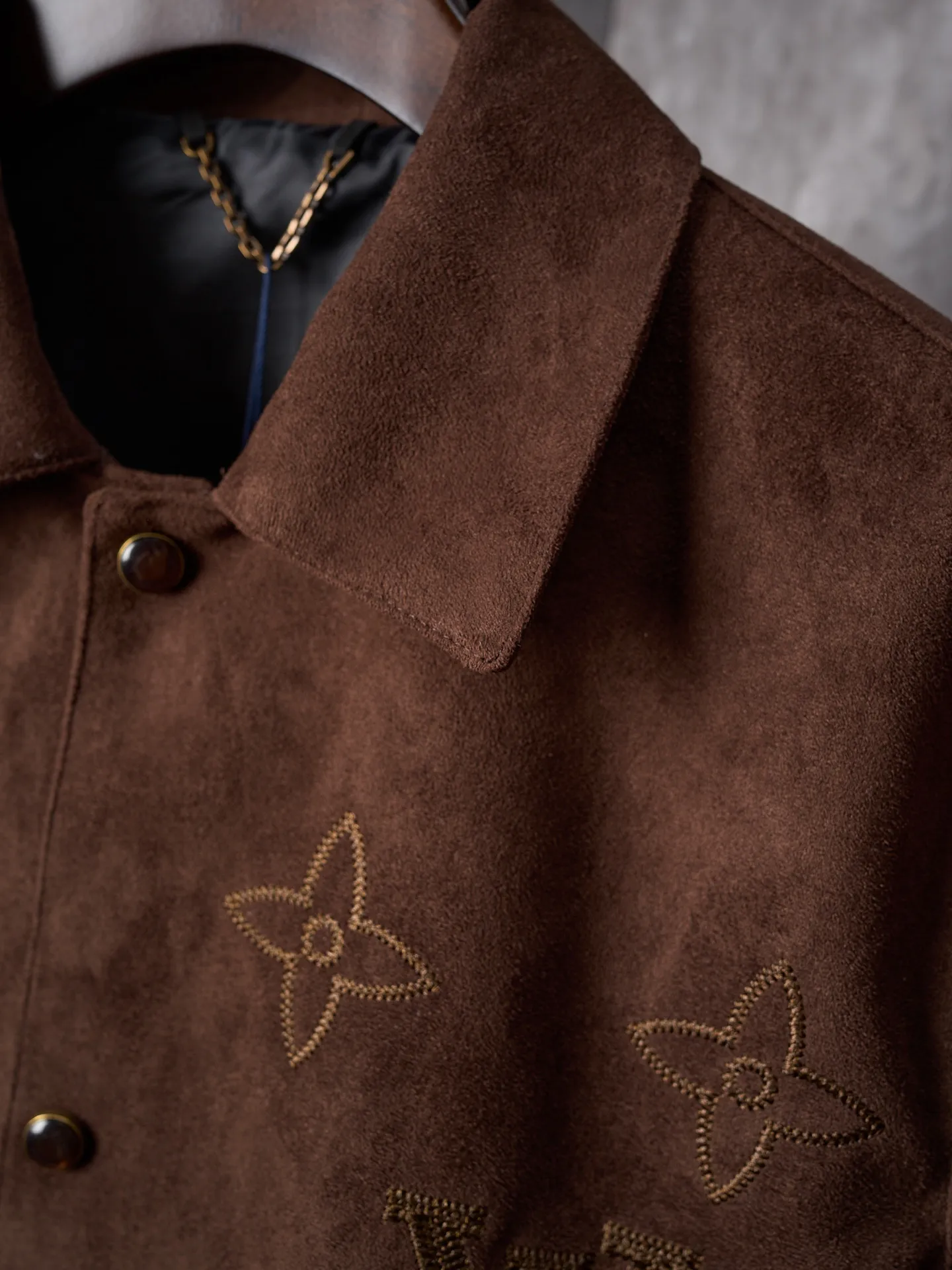 💰255【实物挂拍】LV/路易威登 大花刺绣麂皮绒面按扣翻领外套 【现货】S M L XL 原版36500购入,采用法国绒定制面料,深咖色绒面布料在不同的灯光下,会呈现不同色系效果。内里定制黑色真丝里布。整件,具有非常个性的特点,进口机对位绣花,门襟处左右对位细节媲美原版。定制的五金纽扣,配件手感色泽细腻光滑,低调奢华的设计。两侧双开袋小。男女同款。