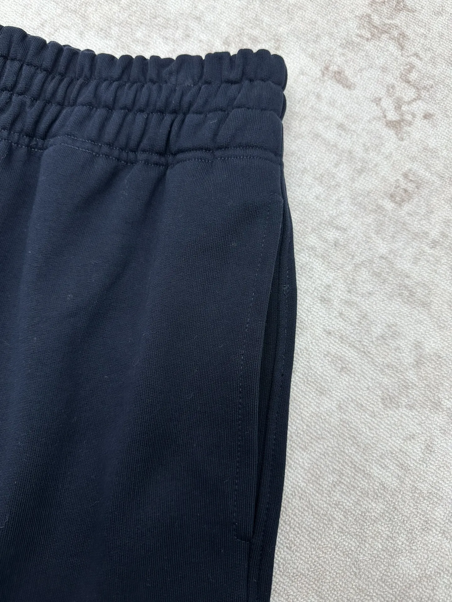 P195 巴宝莉 25ss新款棉质慢跑裤选用轻盈翻面绒棉质面料打造,呈现休闲版型。点缀新季马术骑士徽标(EKD)素描刺绣,融入金属感纱线。此件精品出自品牌新禧贺岁胶囊系列,礼赞马年新春。 码数:S.M.L.XL.