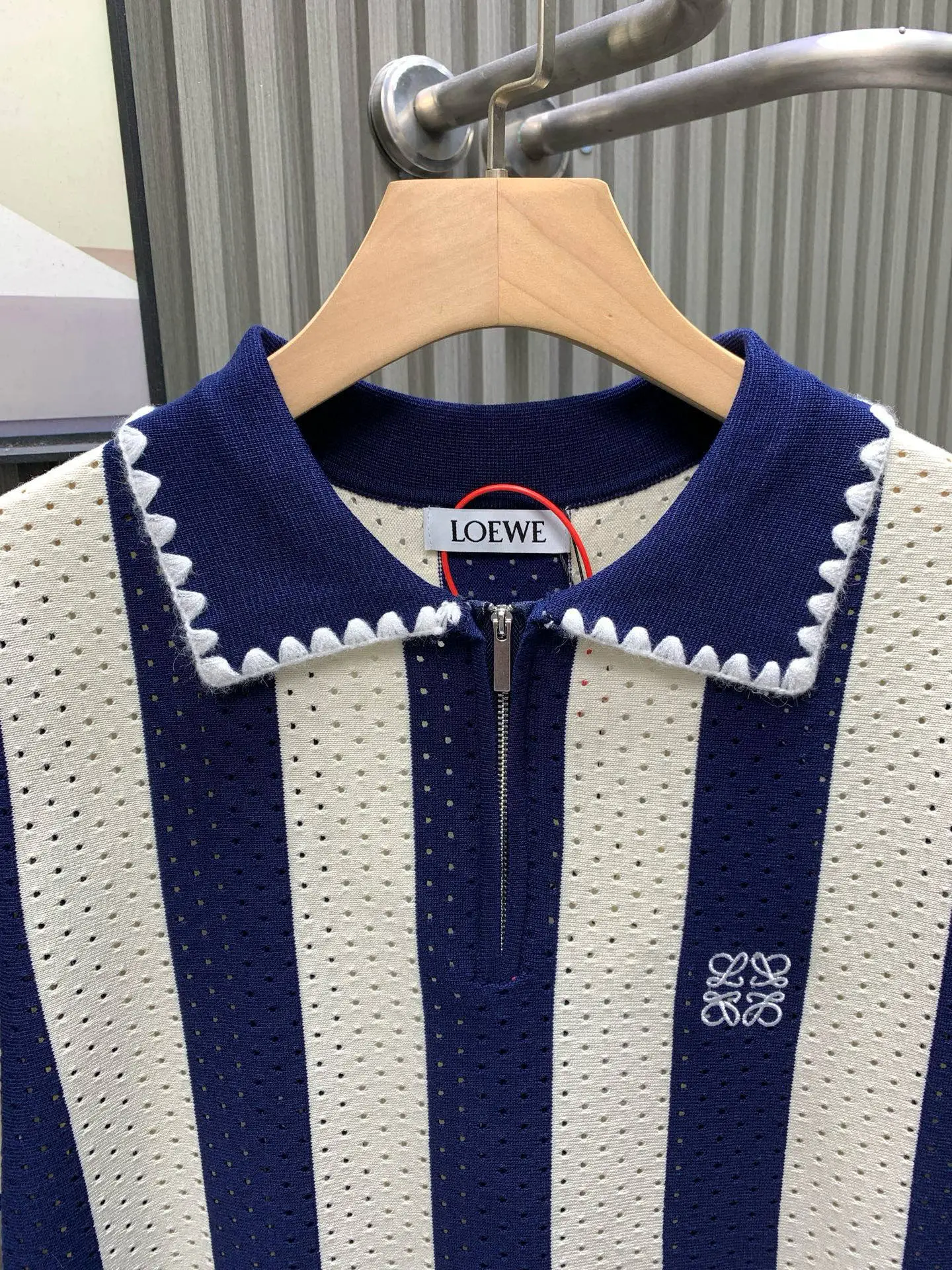 💰105🀄️ LOEWE罗意威 菱形提花设计甄选超细优质纱线 含山羊桑蚕丝翻领针织短袖男士典藏款 「耗时王」圆领奢雅工艺 触肤即高阶 匠心底蕴 菱形镂空提花 耗时数月雕琢的立体菱形提花 经纬间织就建筑美学肌理 光影穿透时显隐交错 举手投足尽展低调奢华 奢材天成山羊绒桑蚕丝 甄选超细优质纱线 融合内蒙古白绒山羊绒的软糯亲肤与桑蚕丝的柔滑垂坠 轻若无物却奢感天成 贴身穿着如云端轻抚 经典型格翻领短袖设计 简约翻领勾勒利落线条 短袖剪裁适配多场景&mdash;&mdash;商务会晤时叠搭西装显儒雅 休闲时光单穿流露绅士品味 典藏款型永不褪色 细节至臻品质见证 精密车工确保接缝平整 骨位加固耐穿不变形 领口螺纹经水洗测试 久穿仍挺括如新 每一处细节皆为「耗时」证言