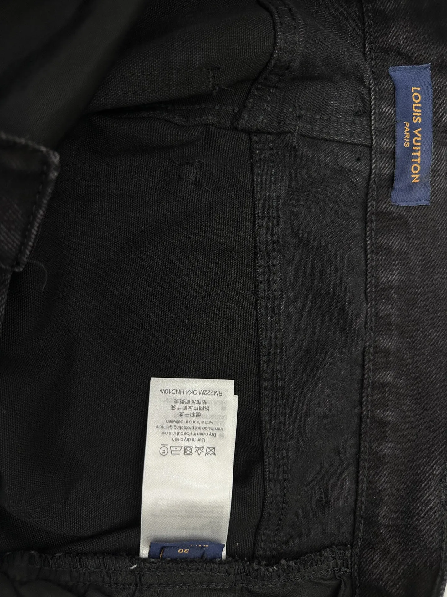 P220💰 LV/路易威登 拼接工装牛仔裤。 工艺裤身带有路易威登经典的Monogram老花图案，拉链头、后腰皮牌处有品牌金属Logo，风格采用牛仔布与黑色工装面料拼接的设计，融合了街头工装风与精致感，裤型宽松，属于当下流行的休闲廓形。 细节工艺金属拉链、纽扣及皮牌做工精细，拼接处缝线工整，这类单品是奢侈品牌在街头风格领域的设计尝试，将经典老花元素与工装廓形结合，又契合年轻群体对潮流穿搭。 码数：28、30、32、34、36、