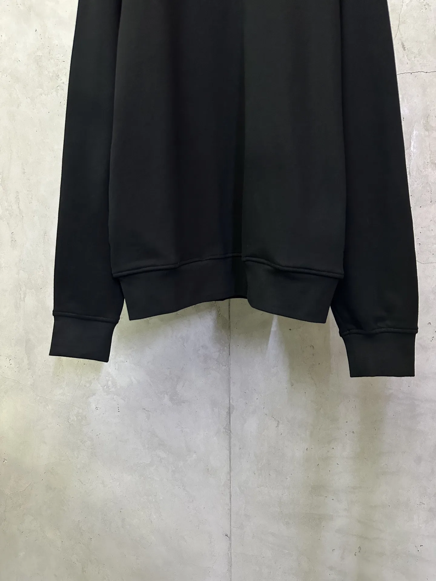 💰200 Ralph Lauren 金色刺绣半高领卫衣 面料:采用定制雅韵精棉绒感料 柔软丝滑 舒适贴肤 以纯粹到极致的黑调为底色 格纹斜纹镶边于领口处 承载着英伦风的优雅与复古 定制五金 螺纹 辅料 对版对位 男女同款 -Color: 黑色 -Size: S M L XL